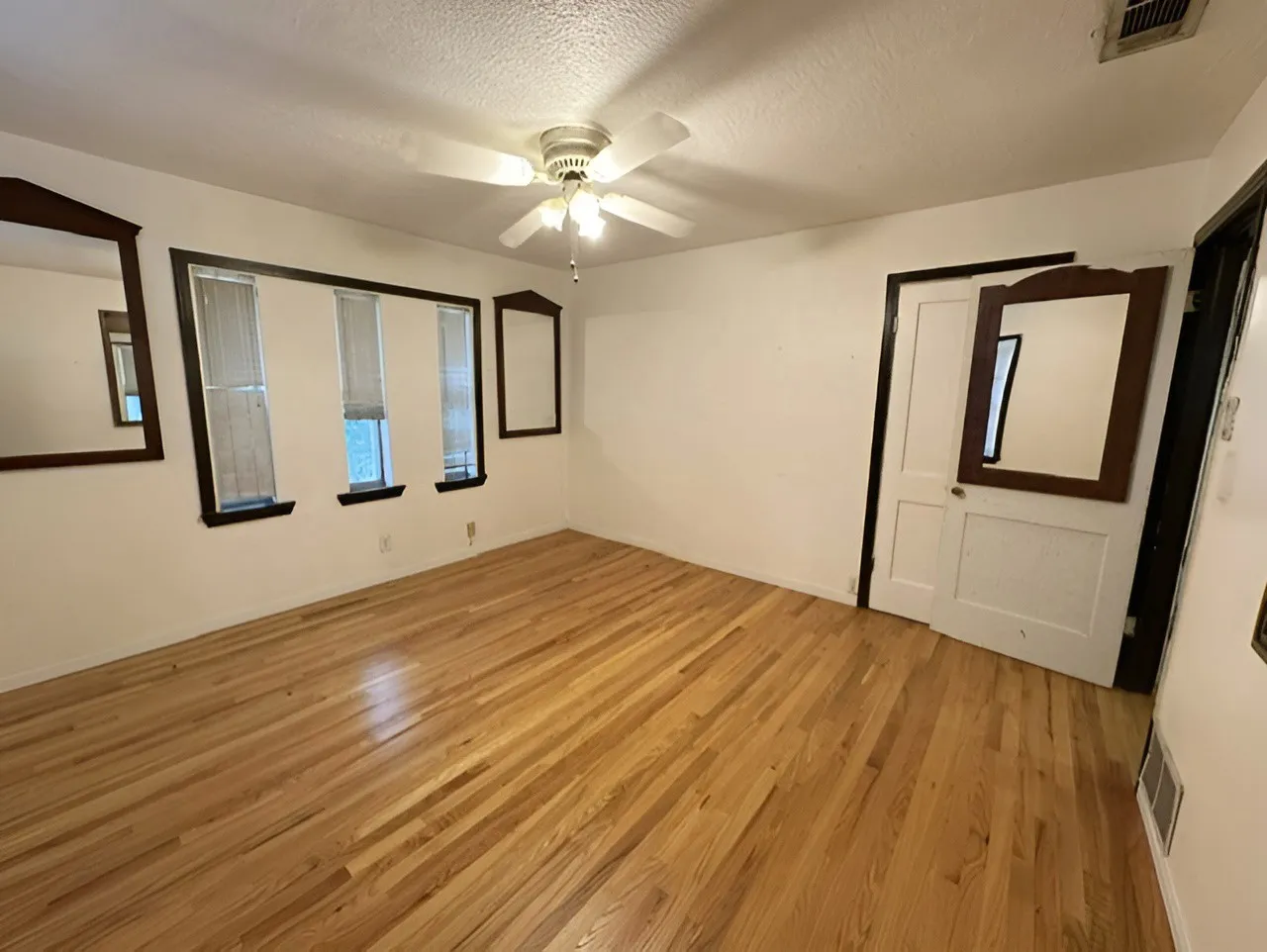 Single Family Residence For Sale in Dallas County , 1915 Prairie View Drive, Dallas, Texas 75235, 5 Bedroom, 3 Bathroom, Garage spaces, 2,465 Sqft, built in 1954, mls#21275580, Real Estate Agent in Dallas, Homes For Sale in Dallas county, Homes For Sale in Dallas, Realtor in Dallas Texas, Real Estate Brokerage Independent Realty Texas, Luminita Cordes Realtor