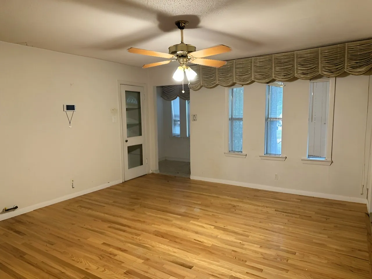Single Family Residence For Sale in Dallas County , 1915 Prairie View Drive, Dallas, Texas 75235, 5 Bedroom, 3 Bathroom, Garage spaces, 2,465 Sqft, built in 1954, mls#21275580, Real Estate Agent in Dallas, Homes For Sale in Dallas county, Homes For Sale in Dallas, Realtor in Dallas Texas, Real Estate Brokerage Independent Realty Texas, Luminita Cordes Realtor