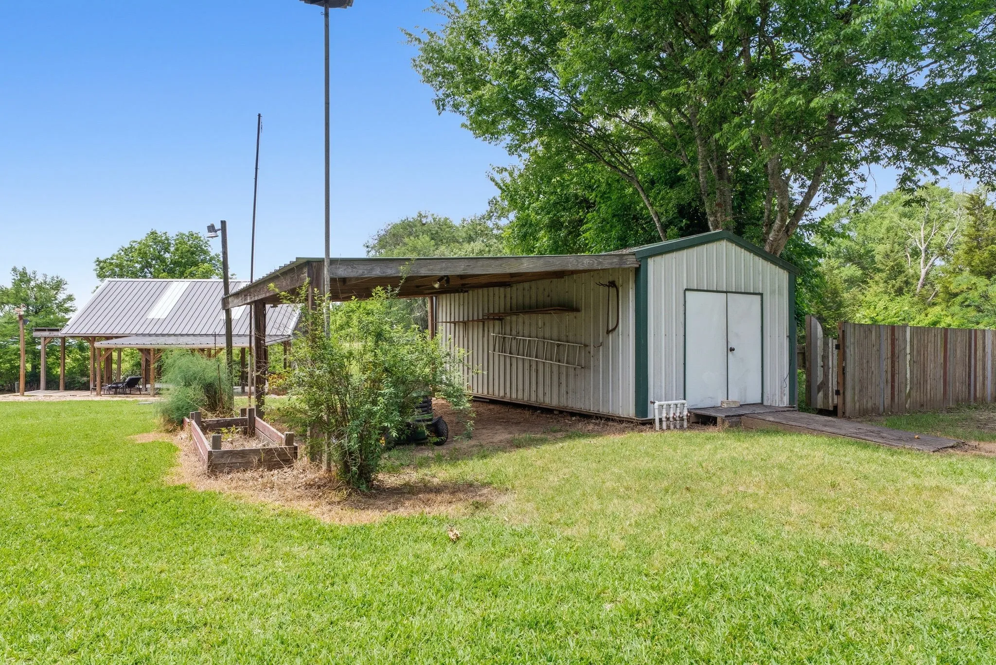 Single Family Residence For Sale in Smith County , 16285 W County Road 189, Flint, Texas 75762, 3 Bedroom, 3 Bathroom, 2 Garage spaces, 2,386 Sqft, built in 1997, mls#21275266, Real Estate Agent in Flint, Homes For Sale in Smith county, Homes For Sale in Flint, Realtor in Flint Texas, Real Estate Brokerage Independent Realty Texas, Luminita Cordes Realtor