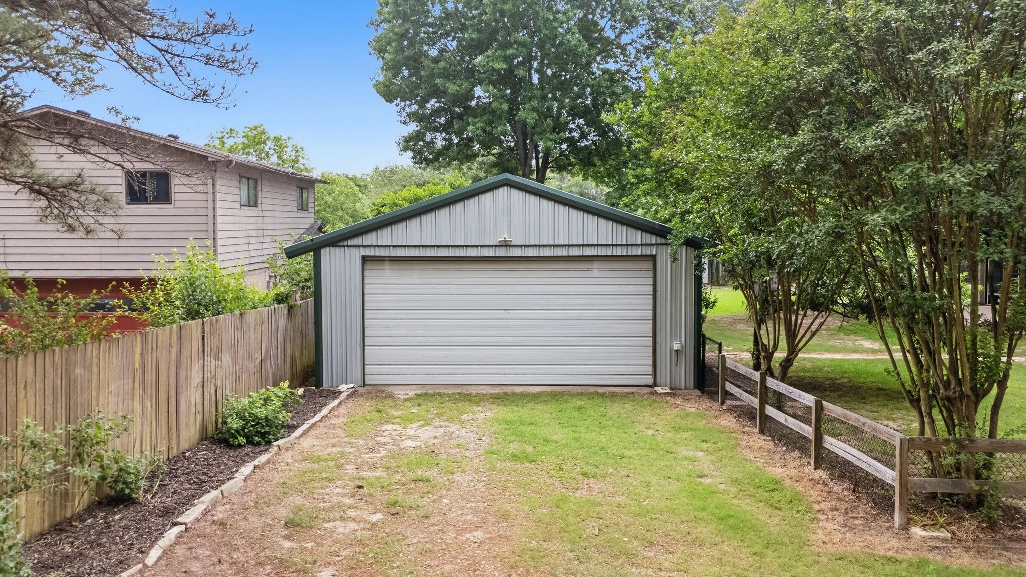 Single Family Residence For Sale in Smith County , 16285 W County Road 189, Flint, Texas 75762, 3 Bedroom, 3 Bathroom, 2 Garage spaces, 2,386 Sqft, built in 1997, mls#21275266, Real Estate Agent in Flint, Homes For Sale in Smith county, Homes For Sale in Flint, Realtor in Flint Texas, Real Estate Brokerage Independent Realty Texas, Luminita Cordes Realtor