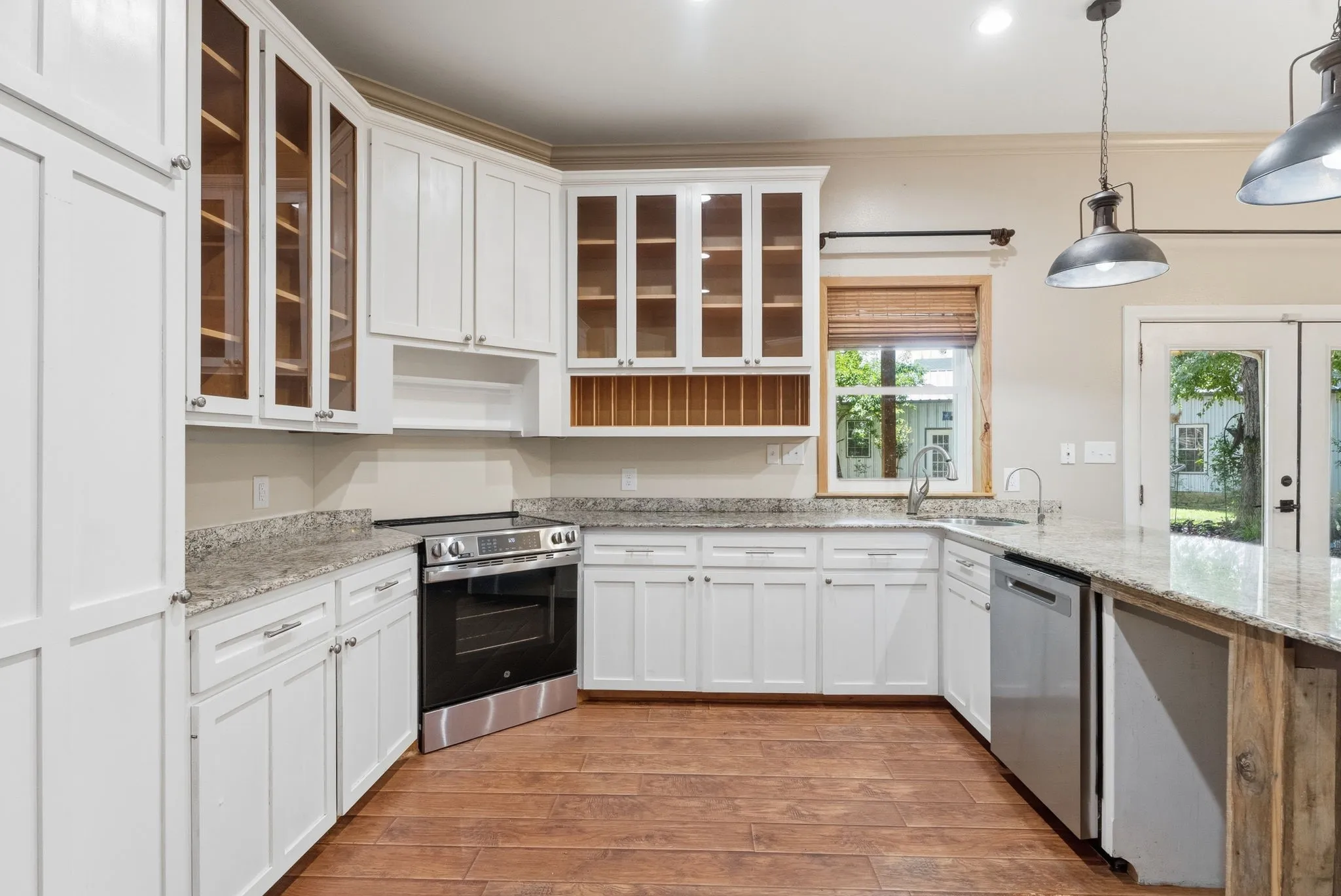 Single Family Residence For Sale in Smith County , 16285 W County Road 189, Flint, Texas 75762, 3 Bedroom, 3 Bathroom, 2 Garage spaces, 2,386 Sqft, built in 1997, mls#21275266, Real Estate Agent in Flint, Homes For Sale in Smith county, Homes For Sale in Flint, Realtor in Flint Texas, Real Estate Brokerage Independent Realty Texas, Luminita Cordes Realtor