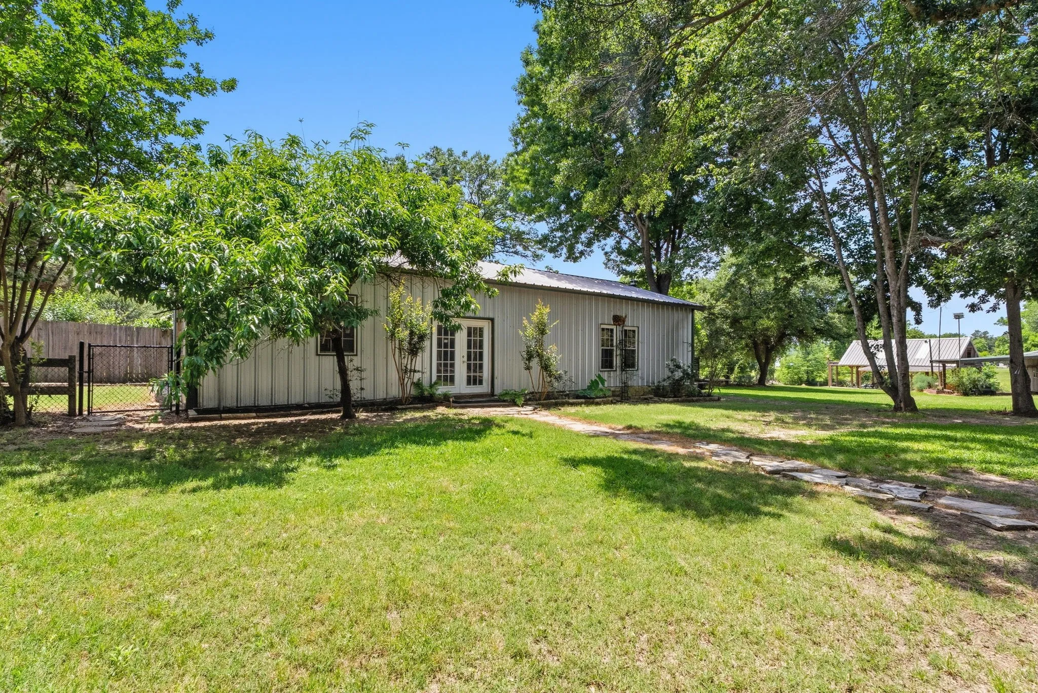 Single Family Residence For Sale in Smith County , 16285 W County Road 189, Flint, Texas 75762, 3 Bedroom, 3 Bathroom, 2 Garage spaces, 2,386 Sqft, built in 1997, mls#21275266, Real Estate Agent in Flint, Homes For Sale in Smith county, Homes For Sale in Flint, Realtor in Flint Texas, Real Estate Brokerage Independent Realty Texas, Luminita Cordes Realtor