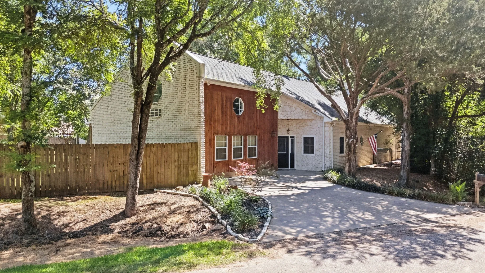 Single Family Residence For Sale in Smith County , 16285 W County Road 189, Flint, Texas 75762, 3 Bedroom, 3 Bathroom, 2 Garage spaces, 2,386 Sqft, built in 1997, mls#21275266, Real Estate Agent in Flint, Homes For Sale in Smith county, Homes For Sale in Flint, Realtor in Flint Texas, Real Estate Brokerage Independent Realty Texas, Luminita Cordes Realtor