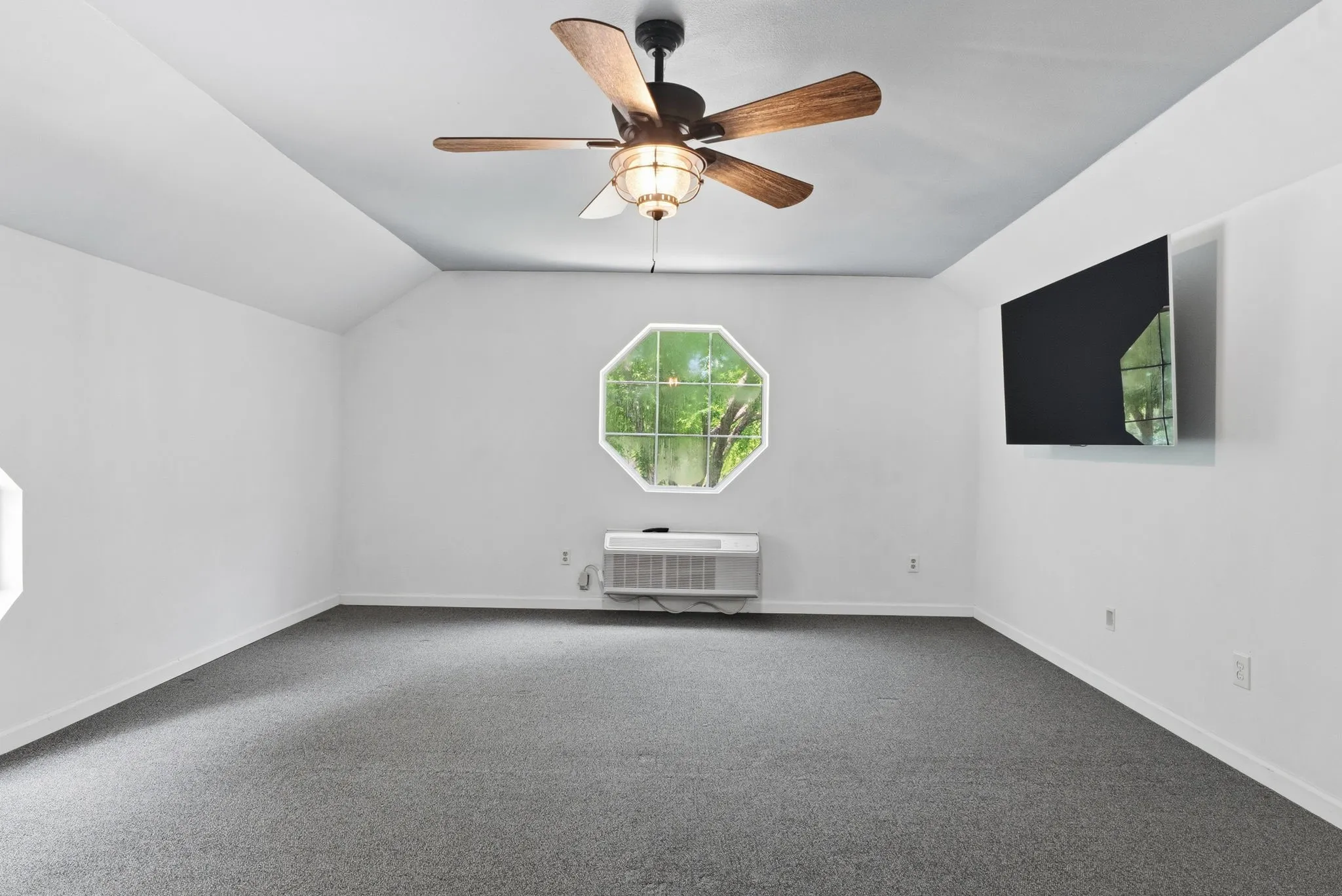 Single Family Residence For Sale in Smith County , 16285 W County Road 189, Flint, Texas 75762, 3 Bedroom, 3 Bathroom, 2 Garage spaces, 2,386 Sqft, built in 1997, mls#21275266, Real Estate Agent in Flint, Homes For Sale in Smith county, Homes For Sale in Flint, Realtor in Flint Texas, Real Estate Brokerage Independent Realty Texas, Luminita Cordes Realtor
