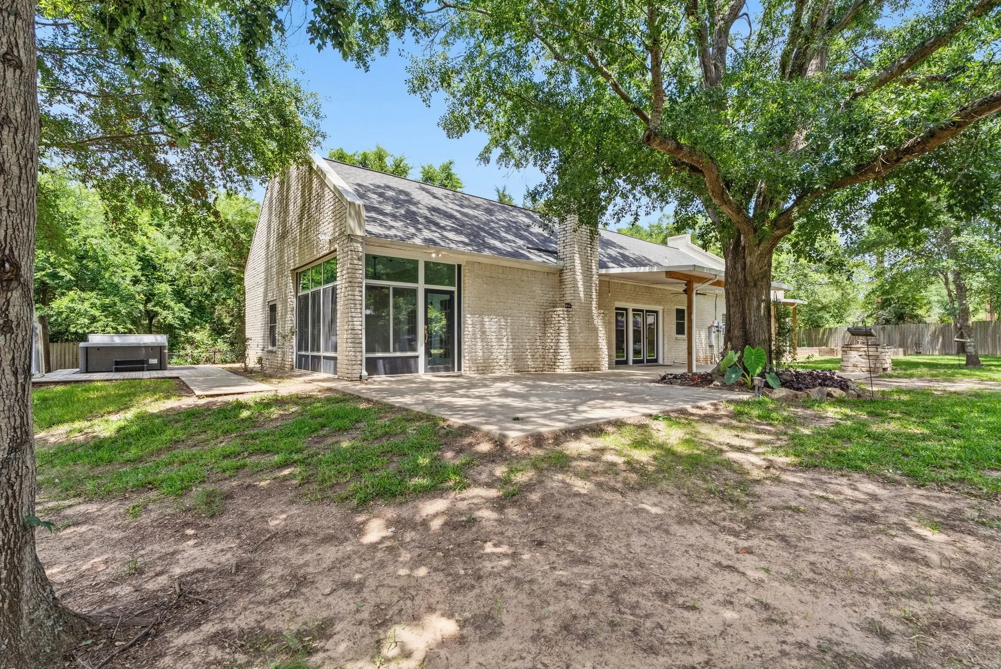 Single Family Residence For Sale in Smith County , 16285 W County Road 189, Flint, Texas 75762, 3 Bedroom, 3 Bathroom, 2 Garage spaces, 2,386 Sqft, built in 1997, mls#21275266, Real Estate Agent in Flint, Homes For Sale in Smith county, Homes For Sale in Flint, Realtor in Flint Texas, Real Estate Brokerage Independent Realty Texas, Luminita Cordes Realtor