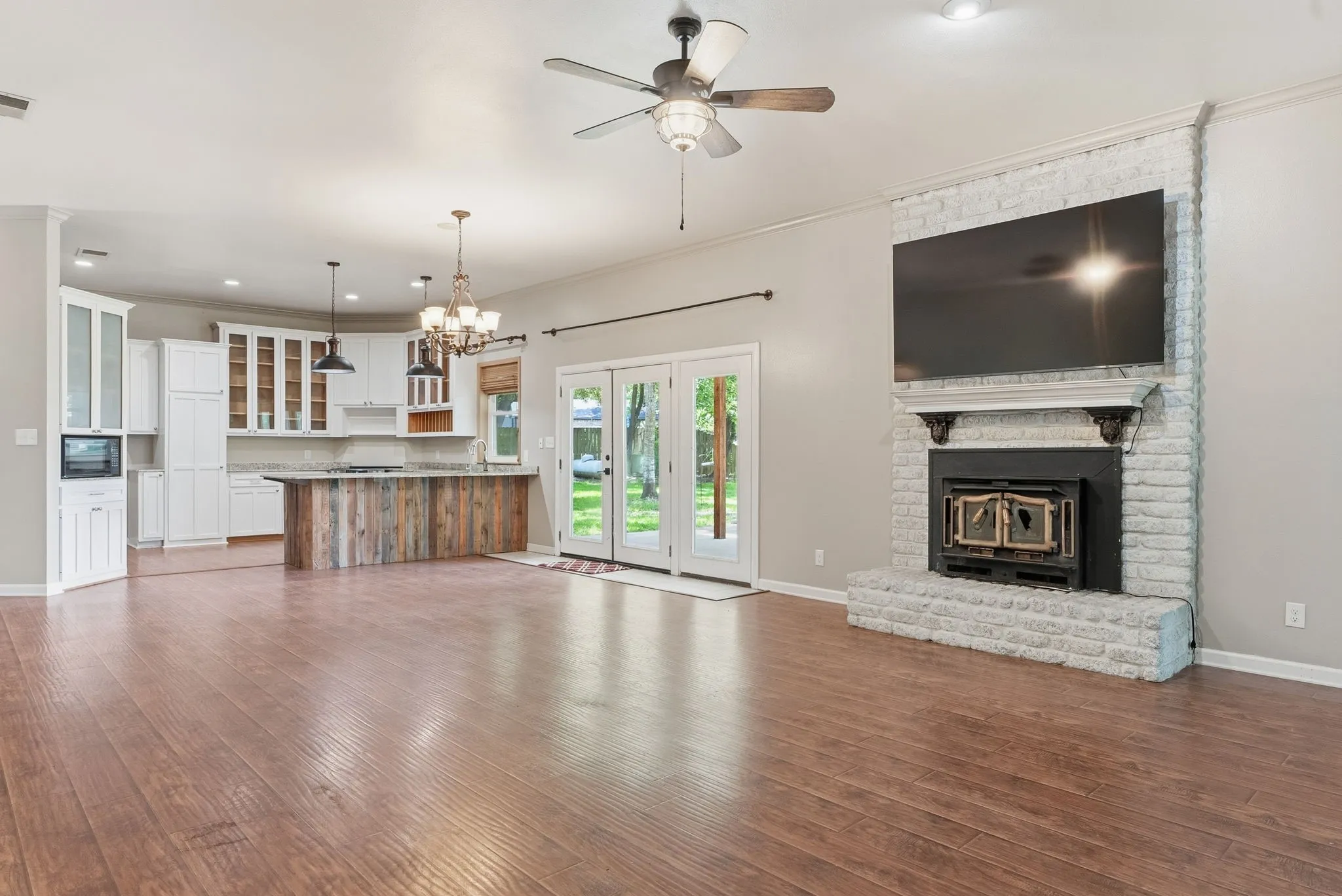 Single Family Residence For Sale in Smith County , 16285 W County Road 189, Flint, Texas 75762, 3 Bedroom, 3 Bathroom, 2 Garage spaces, 2,386 Sqft, built in 1997, mls#21275266, Real Estate Agent in Flint, Homes For Sale in Smith county, Homes For Sale in Flint, Realtor in Flint Texas, Real Estate Brokerage Independent Realty Texas, Luminita Cordes Realtor