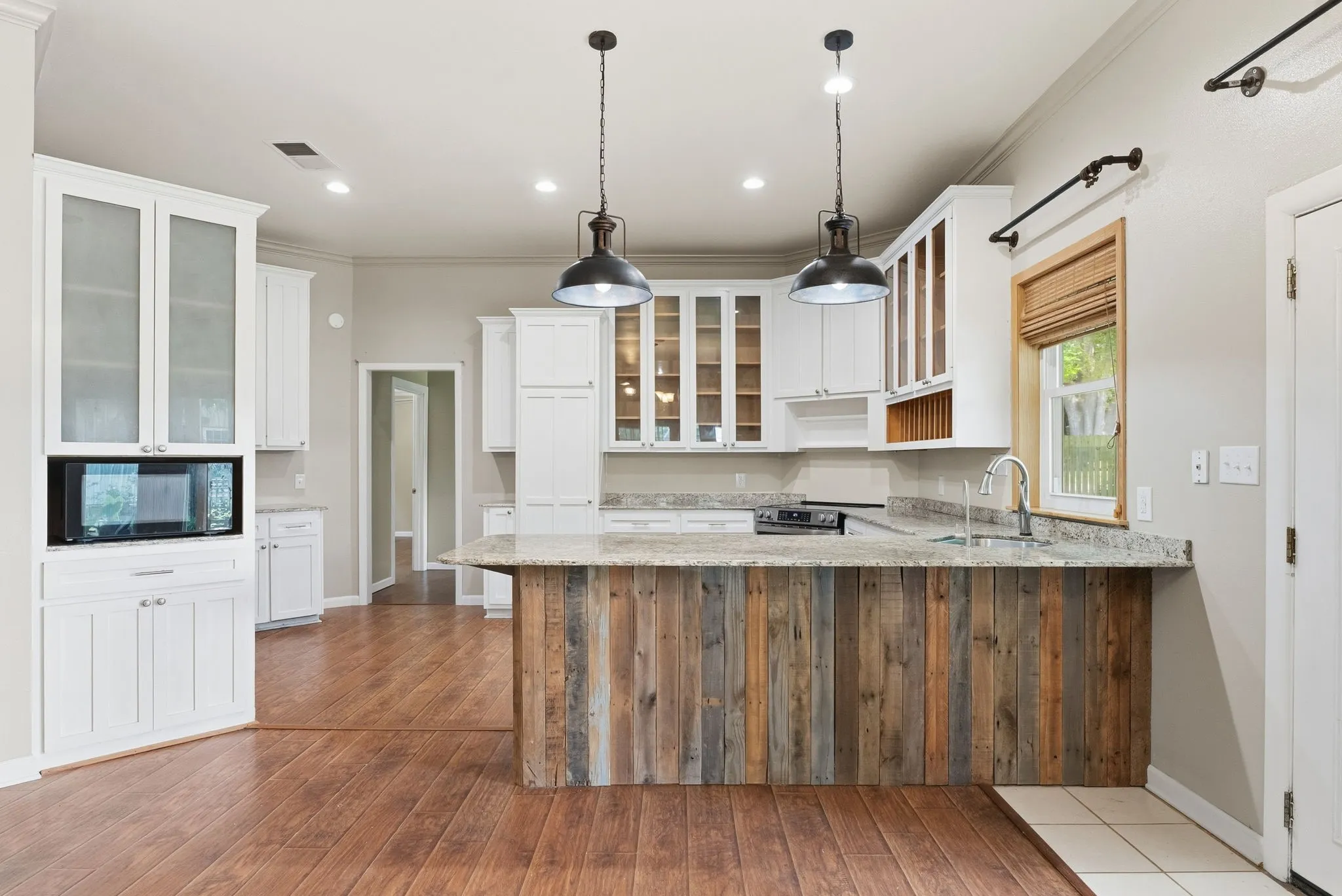 Single Family Residence For Sale in Smith County , 16285 W County Road 189, Flint, Texas 75762, 3 Bedroom, 3 Bathroom, 2 Garage spaces, 2,386 Sqft, built in 1997, mls#21275266, Real Estate Agent in Flint, Homes For Sale in Smith county, Homes For Sale in Flint, Realtor in Flint Texas, Real Estate Brokerage Independent Realty Texas, Luminita Cordes Realtor