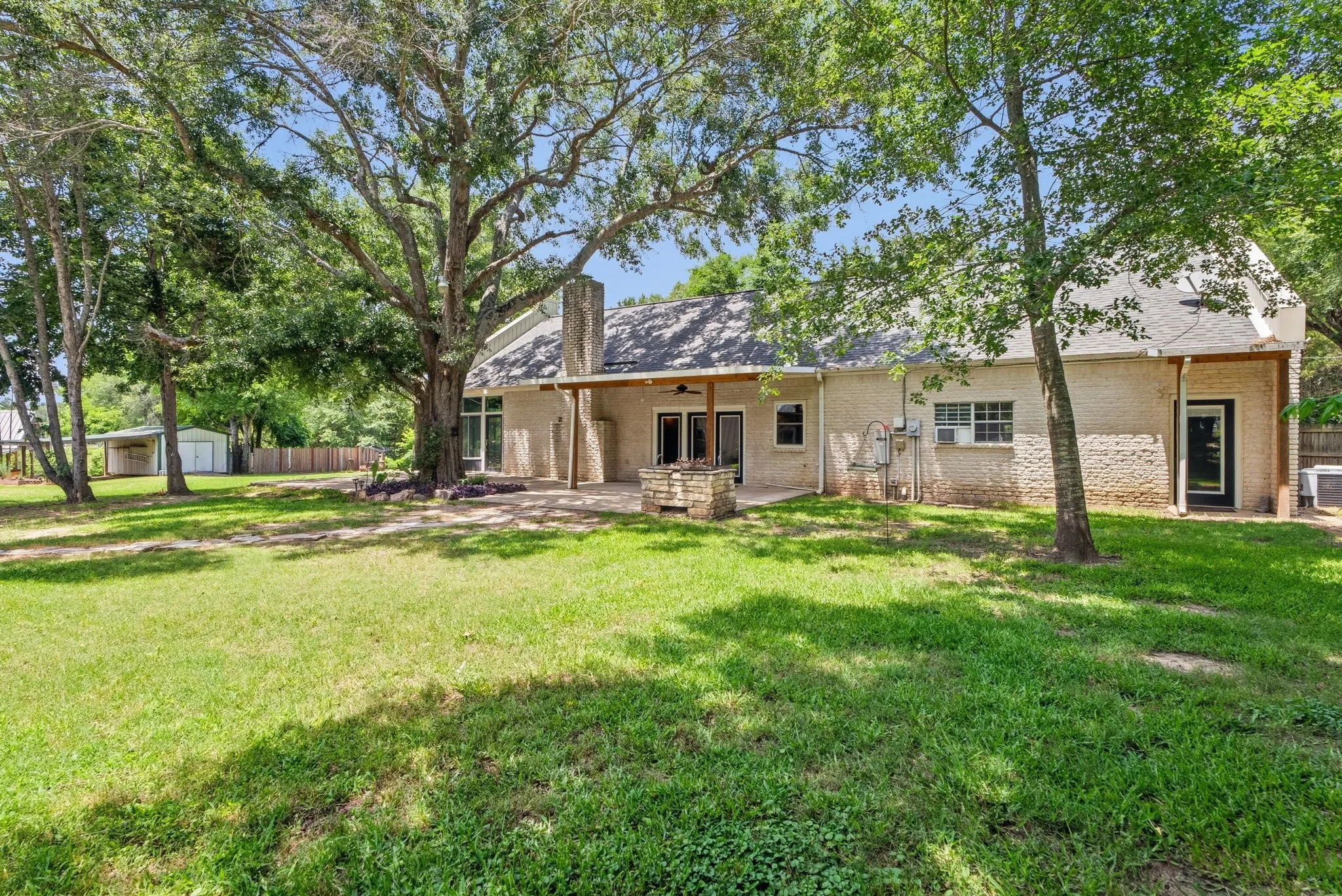 Single Family Residence For Sale in Smith County , 16285 W County Road 189, Flint, Texas 75762, 3 Bedroom, 3 Bathroom, 2 Garage spaces, 2,386 Sqft, built in 1997, mls#21275266, Real Estate Agent in Flint, Homes For Sale in Smith county, Homes For Sale in Flint, Realtor in Flint Texas, Real Estate Brokerage Independent Realty Texas, Luminita Cordes Realtor
