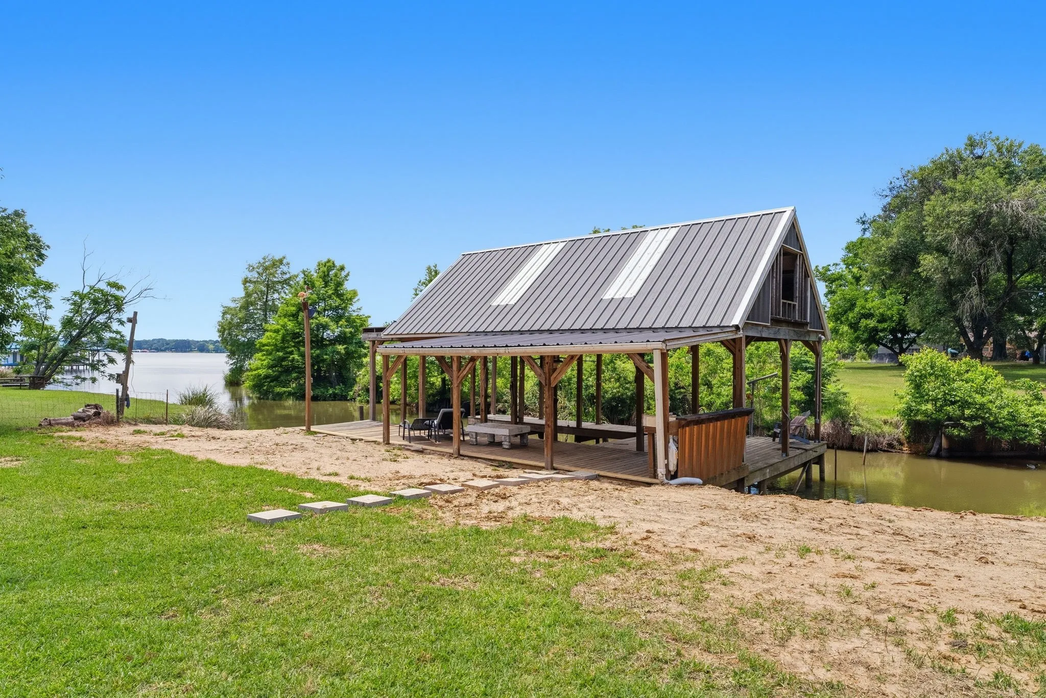 Single Family Residence For Sale in Smith County , 16285 W County Road 189, Flint, Texas 75762, 3 Bedroom, 3 Bathroom, 2 Garage spaces, 2,386 Sqft, built in 1997, mls#21275266, Real Estate Agent in Flint, Homes For Sale in Smith county, Homes For Sale in Flint, Realtor in Flint Texas, Real Estate Brokerage Independent Realty Texas, Luminita Cordes Realtor