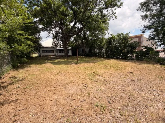 Single Family Residence For Sale in Mc Lennan County , 819 S 10th Street, Waco, Texas 76706, 3 Bedroom, 2 Bathroom, Garage spaces, 1,558 Sqft, built in 1910, mls#21274715, Real Estate Agent in Waco, Homes For Sale in Mc Lennan county, Homes For Sale in Waco, Realtor in Waco Texas, Real Estate Brokerage Independent Realty Texas, Luminita Cordes Realtor