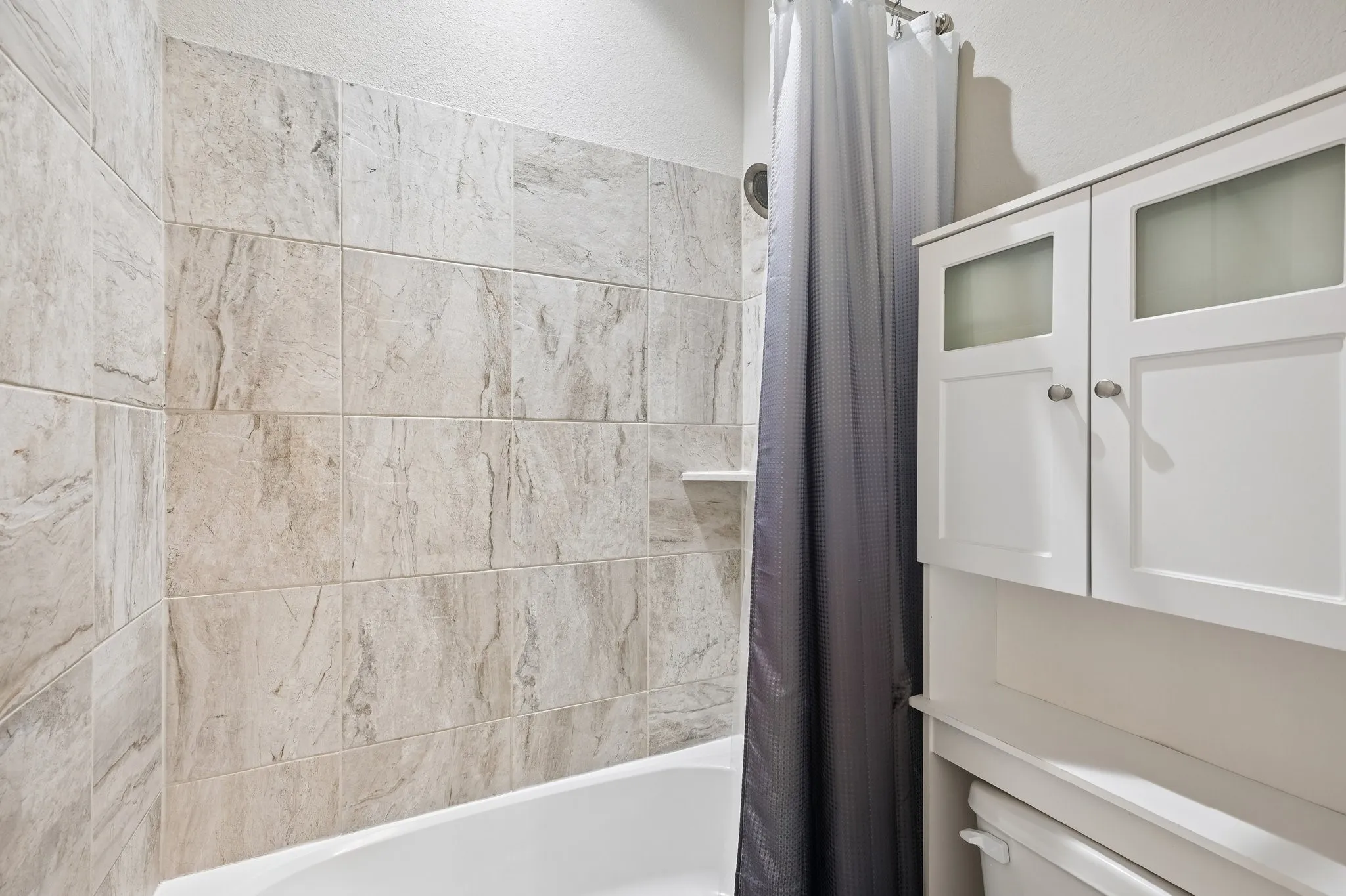 Bathroom w/separate toilet/bath