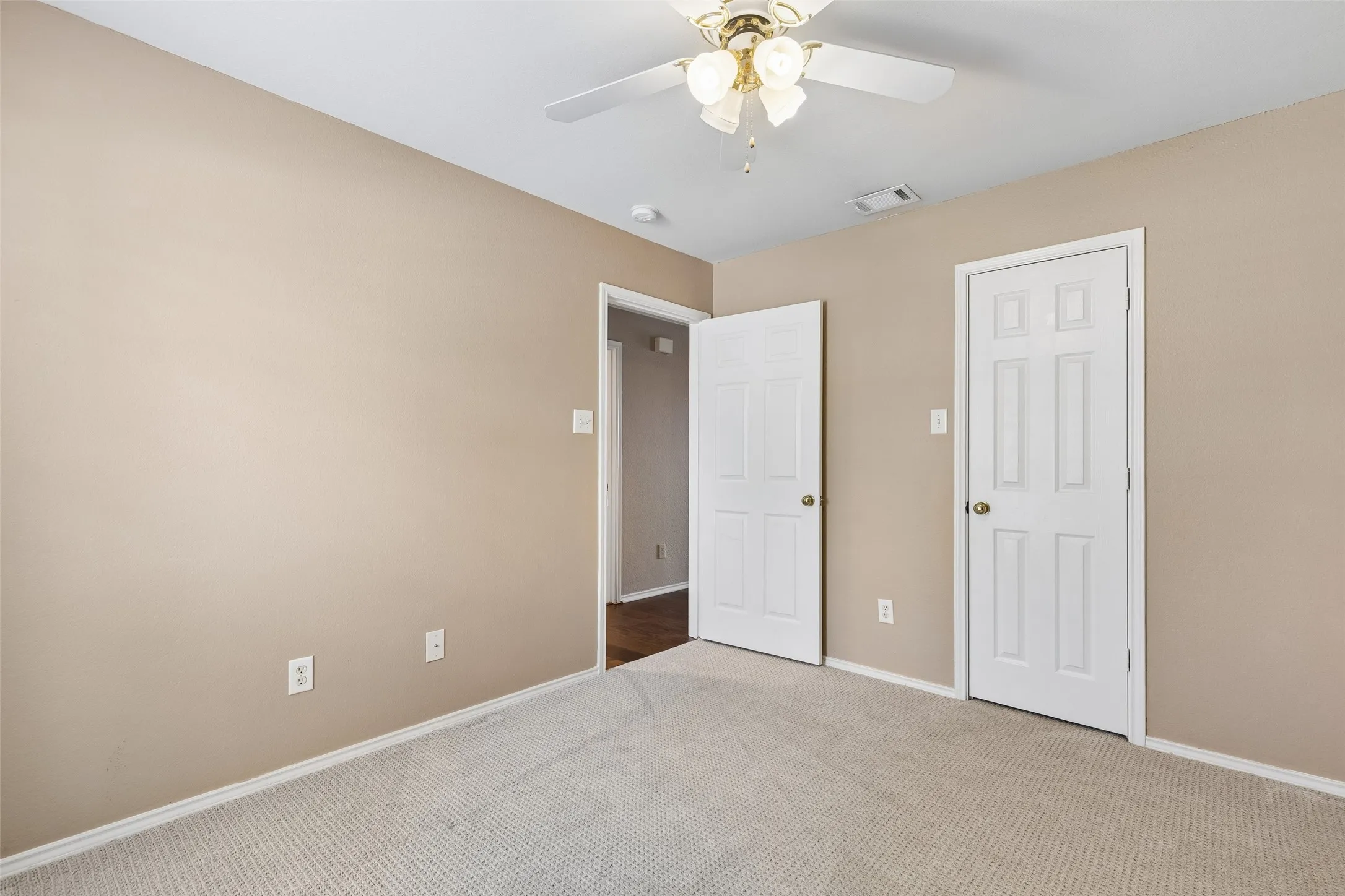 Single Family Residence For Sale in Denton County , 1549 Waterford Drive, Lewisville, Texas 75077, 3 Bedroom, 2 Bathroom, 2 Garage spaces, 1,685 Sqft, built in 1994, mls#21274626, Real Estate Agent in Lewisville, Homes For Sale in Denton county, Homes For Sale in Lewisville, Realtor in Lewisville Texas, Real Estate Brokerage Independent Realty Texas, Luminita Cordes Realtor