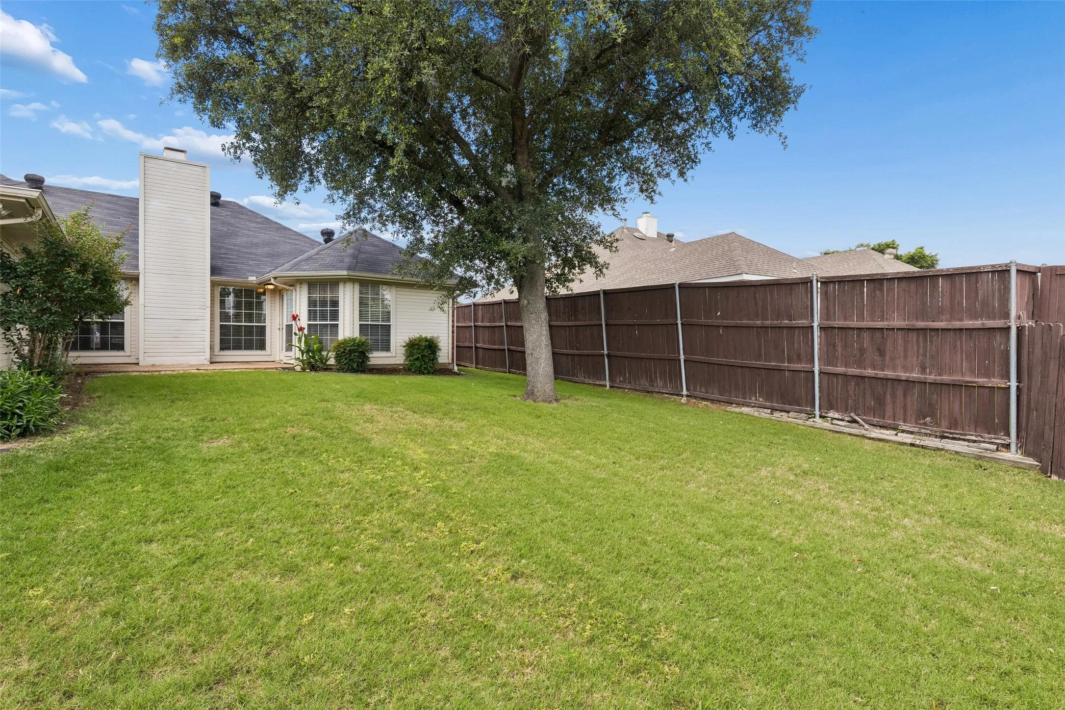 Single Family Residence For Sale in Denton County , 1549 Waterford Drive, Lewisville, Texas 75077, 3 Bedroom, 2 Bathroom, 2 Garage spaces, 1,685 Sqft, built in 1994, mls#21274626, Real Estate Agent in Lewisville, Homes For Sale in Denton county, Homes For Sale in Lewisville, Realtor in Lewisville Texas, Real Estate Brokerage Independent Realty Texas, Luminita Cordes Realtor