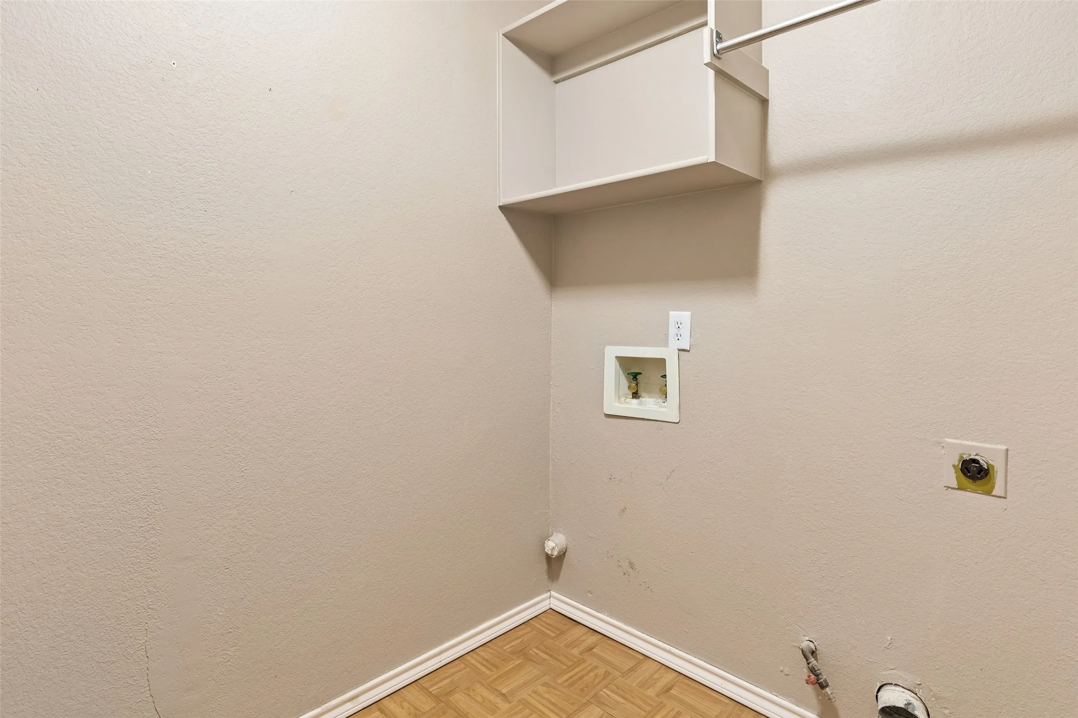 Single Family Residence For Sale in Denton County , 1549 Waterford Drive, Lewisville, Texas 75077, 3 Bedroom, 2 Bathroom, 2 Garage spaces, 1,685 Sqft, built in 1994, mls#21274626, Real Estate Agent in Lewisville, Homes For Sale in Denton county, Homes For Sale in Lewisville, Realtor in Lewisville Texas, Real Estate Brokerage Independent Realty Texas, Luminita Cordes Realtor