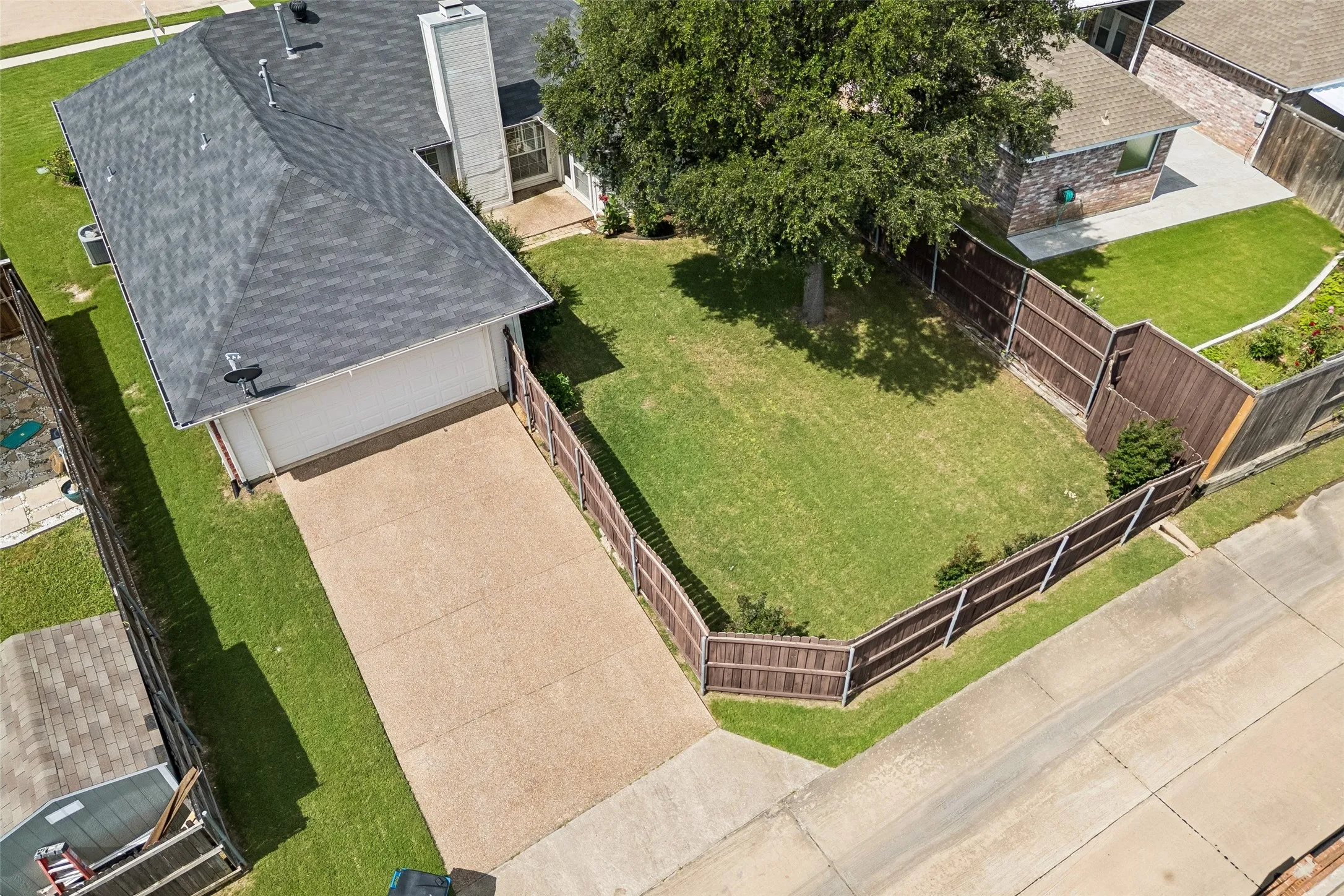 Single Family Residence For Sale in Denton County , 1549 Waterford Drive, Lewisville, Texas 75077, 3 Bedroom, 2 Bathroom, 2 Garage spaces, 1,685 Sqft, built in 1994, mls#21274626, Real Estate Agent in Lewisville, Homes For Sale in Denton county, Homes For Sale in Lewisville, Realtor in Lewisville Texas, Real Estate Brokerage Independent Realty Texas, Luminita Cordes Realtor