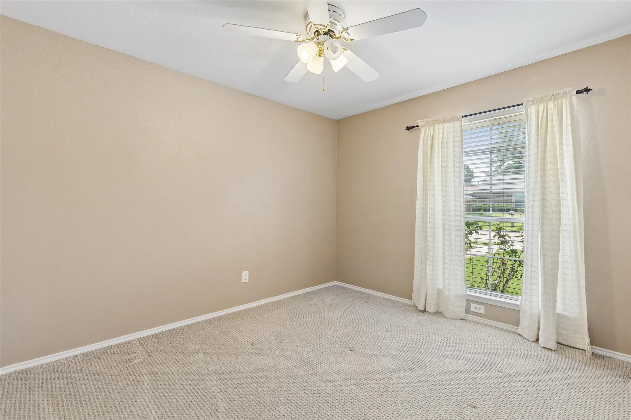 Single Family Residence For Sale in Denton County , 1549 Waterford Drive, Lewisville, Texas 75077, 3 Bedroom, 2 Bathroom, 2 Garage spaces, 1,685 Sqft, built in 1994, mls#21274626, Real Estate Agent in Lewisville, Homes For Sale in Denton county, Homes For Sale in Lewisville, Realtor in Lewisville Texas, Real Estate Brokerage Independent Realty Texas, Luminita Cordes Realtor