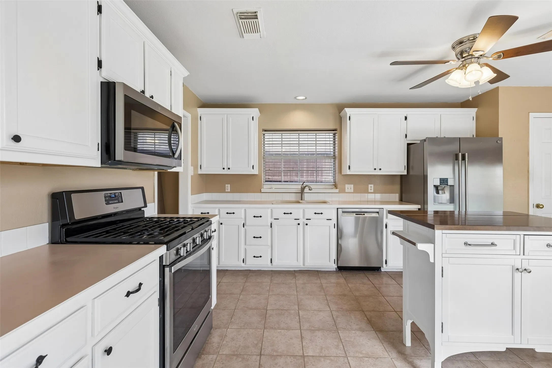 Single Family Residence For Sale in Denton County , 1549 Waterford Drive, Lewisville, Texas 75077, 3 Bedroom, 2 Bathroom, 2 Garage spaces, 1,685 Sqft, built in 1994, mls#21274626, Real Estate Agent in Lewisville, Homes For Sale in Denton county, Homes For Sale in Lewisville, Realtor in Lewisville Texas, Real Estate Brokerage Independent Realty Texas, Luminita Cordes Realtor