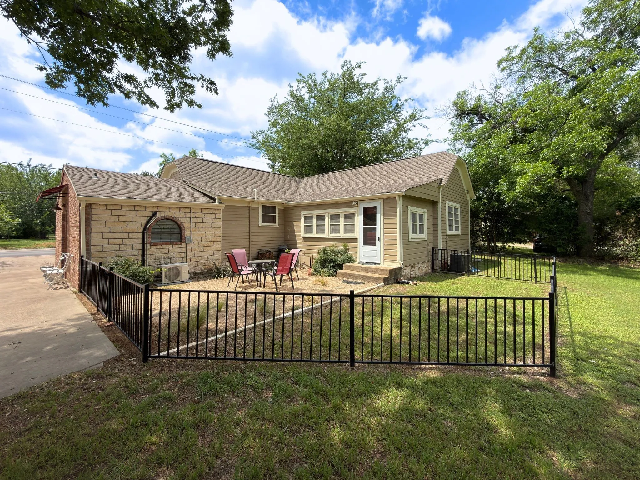 Office For Rent in Hood County , 902 W Pearl Street, Granbury, Texas 76048, 0, 0, Garage spaces, 0 Sqft, built in 1928, mls#21275225, Real Estate Agent in Granbury, Homes For Rent in Hood county, Homes For Rent in Granbury, Realtor in Granbury Texas, Real Estate Brokerage Independent Realty Texas, Luminita Cordes Realtor