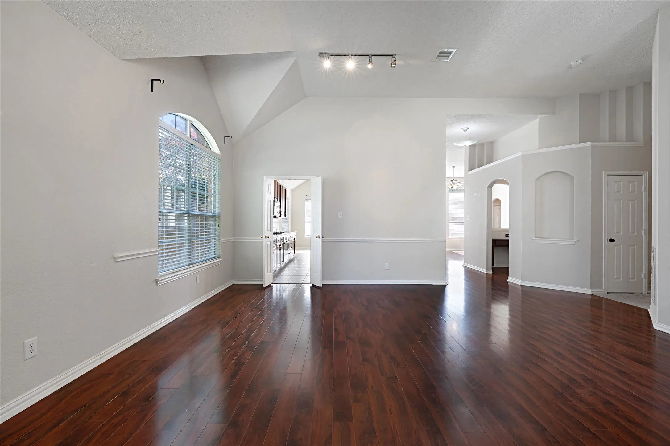 Single Family Residence For Sale in Collin County , 10910 Blackberry Lane, Frisco, Texas 75033, 4 Bedroom, 2 Bathroom, 3 Garage spaces, 2,510 Sqft, built in 2000, mls#21274888, Real Estate Agent in Frisco, Homes For Sale in Collin county, Homes For Sale in Frisco, Realtor in Frisco Texas, Real Estate Brokerage Independent Realty Texas, Luminita Cordes Realtor