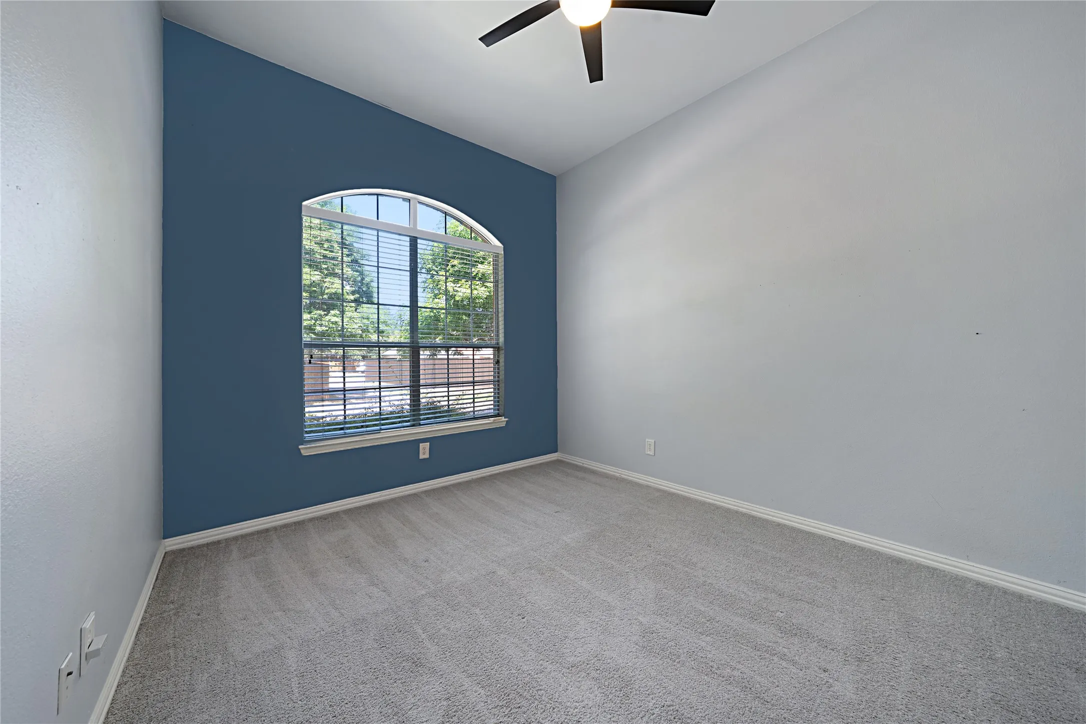 Single Family Residence For Sale in Collin County , 10910 Blackberry Lane, Frisco, Texas 75033, 4 Bedroom, 2 Bathroom, 3 Garage spaces, 2,510 Sqft, built in 2000, mls#21274888, Real Estate Agent in Frisco, Homes For Sale in Collin county, Homes For Sale in Frisco, Realtor in Frisco Texas, Real Estate Brokerage Independent Realty Texas, Luminita Cordes Realtor