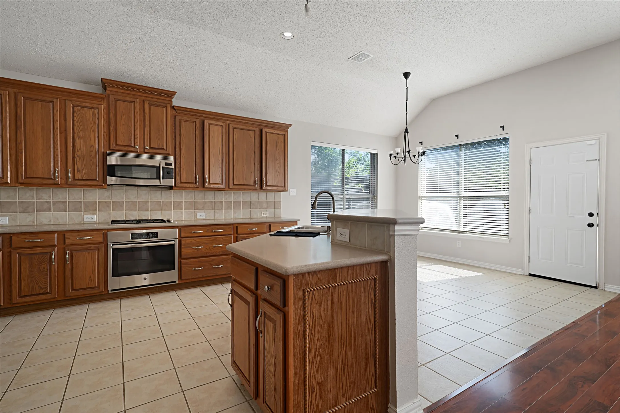 Single Family Residence For Sale in Collin County , 10910 Blackberry Lane, Frisco, Texas 75033, 4 Bedroom, 2 Bathroom, 3 Garage spaces, 2,510 Sqft, built in 2000, mls#21274888, Real Estate Agent in Frisco, Homes For Sale in Collin county, Homes For Sale in Frisco, Realtor in Frisco Texas, Real Estate Brokerage Independent Realty Texas, Luminita Cordes Realtor