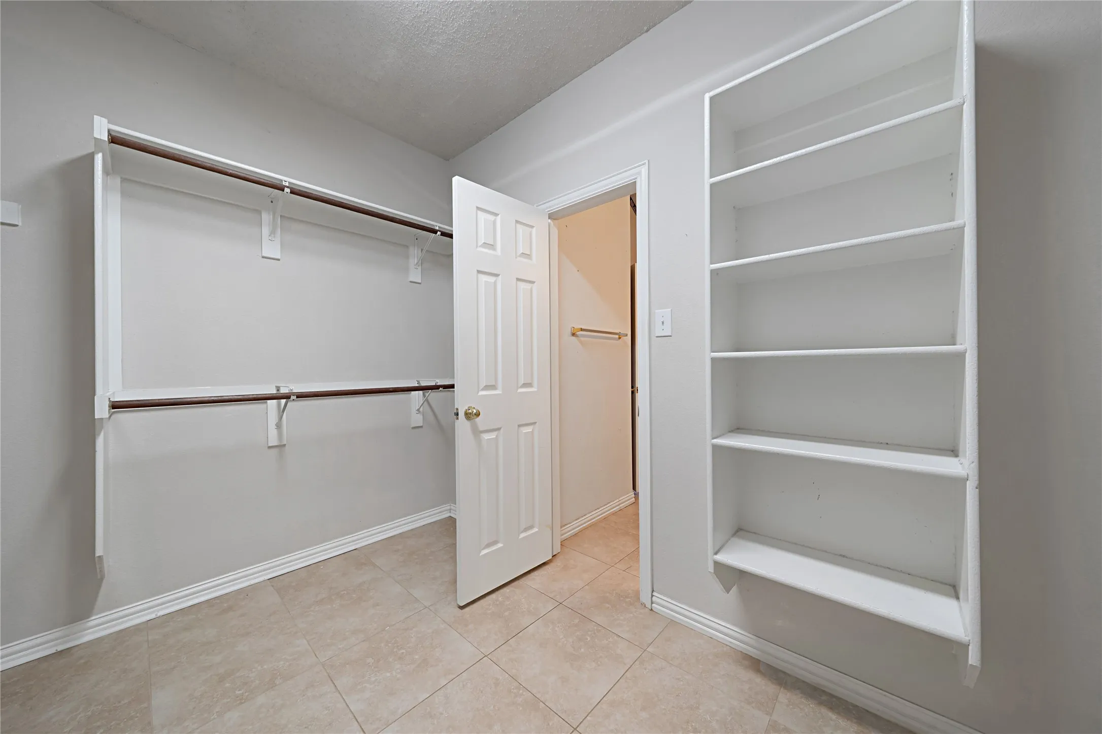 Single Family Residence For Sale in Collin County , 10910 Blackberry Lane, Frisco, Texas 75033, 4 Bedroom, 2 Bathroom, 3 Garage spaces, 2,510 Sqft, built in 2000, mls#21274888, Real Estate Agent in Frisco, Homes For Sale in Collin county, Homes For Sale in Frisco, Realtor in Frisco Texas, Real Estate Brokerage Independent Realty Texas, Luminita Cordes Realtor