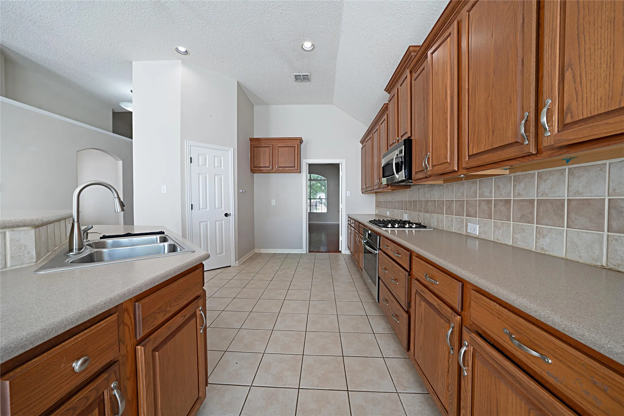 Single Family Residence For Sale in Collin County , 10910 Blackberry Lane, Frisco, Texas 75033, 4 Bedroom, 2 Bathroom, 3 Garage spaces, 2,510 Sqft, built in 2000, mls#21274888, Real Estate Agent in Frisco, Homes For Sale in Collin county, Homes For Sale in Frisco, Realtor in Frisco Texas, Real Estate Brokerage Independent Realty Texas, Luminita Cordes Realtor