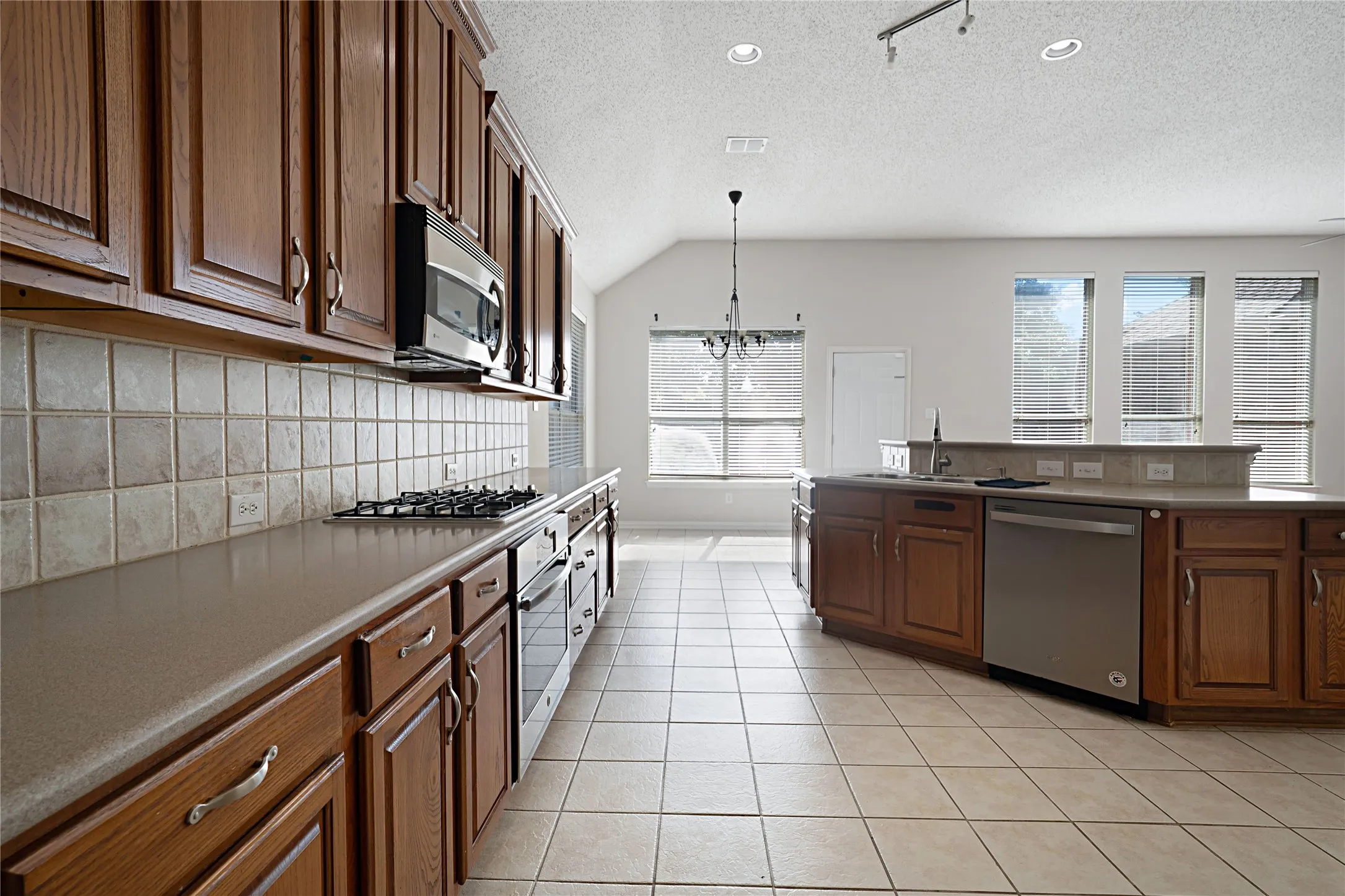 Single Family Residence For Sale in Collin County , 10910 Blackberry Lane, Frisco, Texas 75033, 4 Bedroom, 2 Bathroom, 3 Garage spaces, 2,510 Sqft, built in 2000, mls#21274888, Real Estate Agent in Frisco, Homes For Sale in Collin county, Homes For Sale in Frisco, Realtor in Frisco Texas, Real Estate Brokerage Independent Realty Texas, Luminita Cordes Realtor
