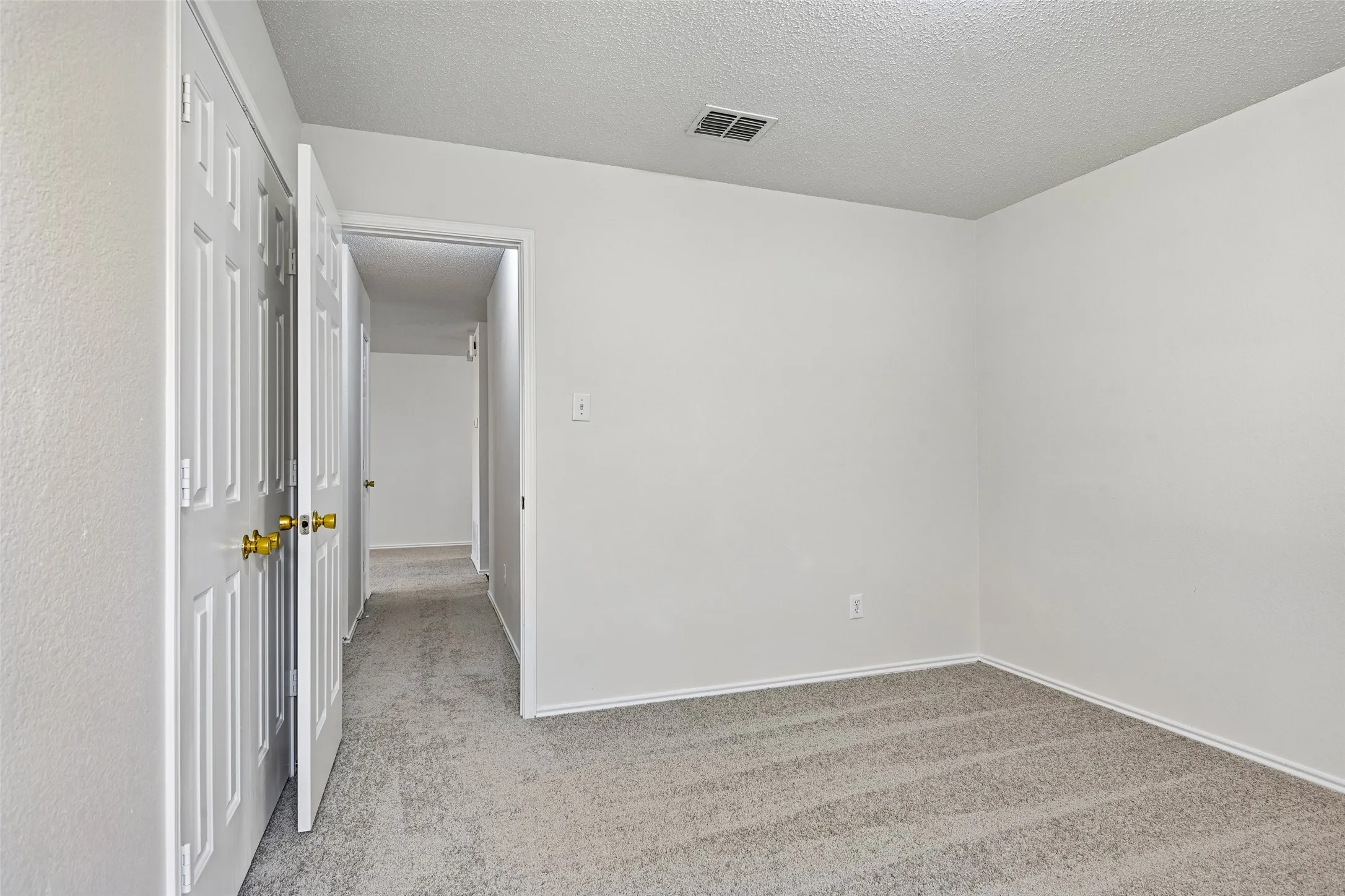 Single Family Residence For Sale in Dallas County , 3037 Paint Brush Place, Lancaster, Texas 75134, 3 Bedroom, 2 Bathroom, 2 Garage spaces, 1,914 Sqft, built in 2004, mls#21275389, Real Estate Agent in Lancaster, Homes For Sale in Dallas county, Homes For Sale in Lancaster, Realtor in Lancaster Texas, Real Estate Brokerage Independent Realty Texas, Luminita Cordes Realtor
