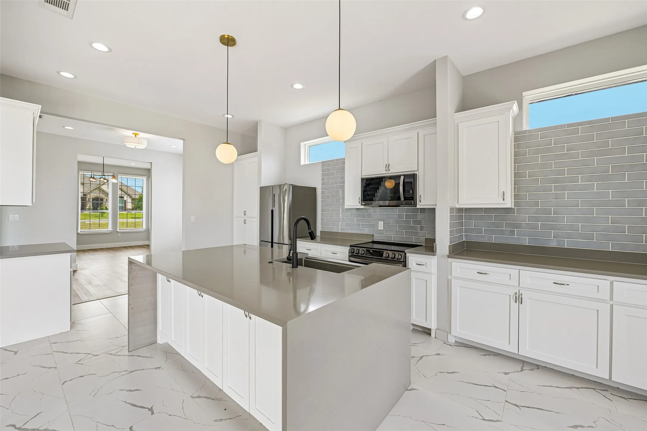 Single Family Residence For Sale in Ellis County , 681 Davenport Drive, Waxahachie, Texas 75167, 5 Bedroom, 4 Bathroom, 2 Garage spaces, 3,503 Sqft, built in 2022, mls#21275430, Real Estate Agent in Waxahachie, Homes For Sale in Ellis county, Homes For Sale in Waxahachie, Realtor in Waxahachie Texas, Real Estate Brokerage Independent Realty Texas, Luminita Cordes Realtor