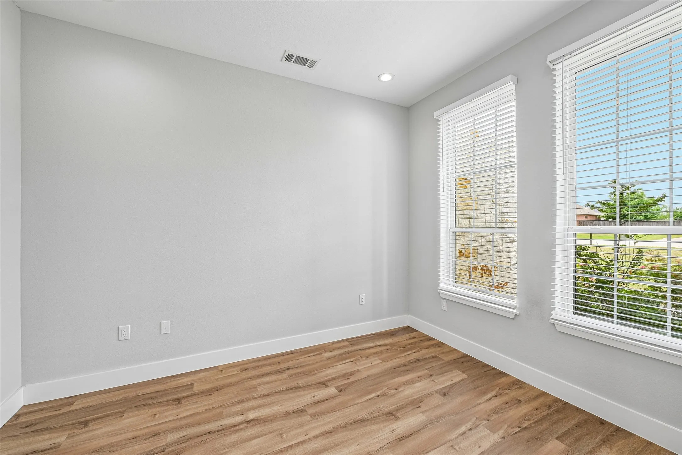 Single Family Residence For Sale in Ellis County , 681 Davenport Drive, Waxahachie, Texas 75167, 5 Bedroom, 4 Bathroom, 2 Garage spaces, 3,503 Sqft, built in 2022, mls#21275430, Real Estate Agent in Waxahachie, Homes For Sale in Ellis county, Homes For Sale in Waxahachie, Realtor in Waxahachie Texas, Real Estate Brokerage Independent Realty Texas, Luminita Cordes Realtor