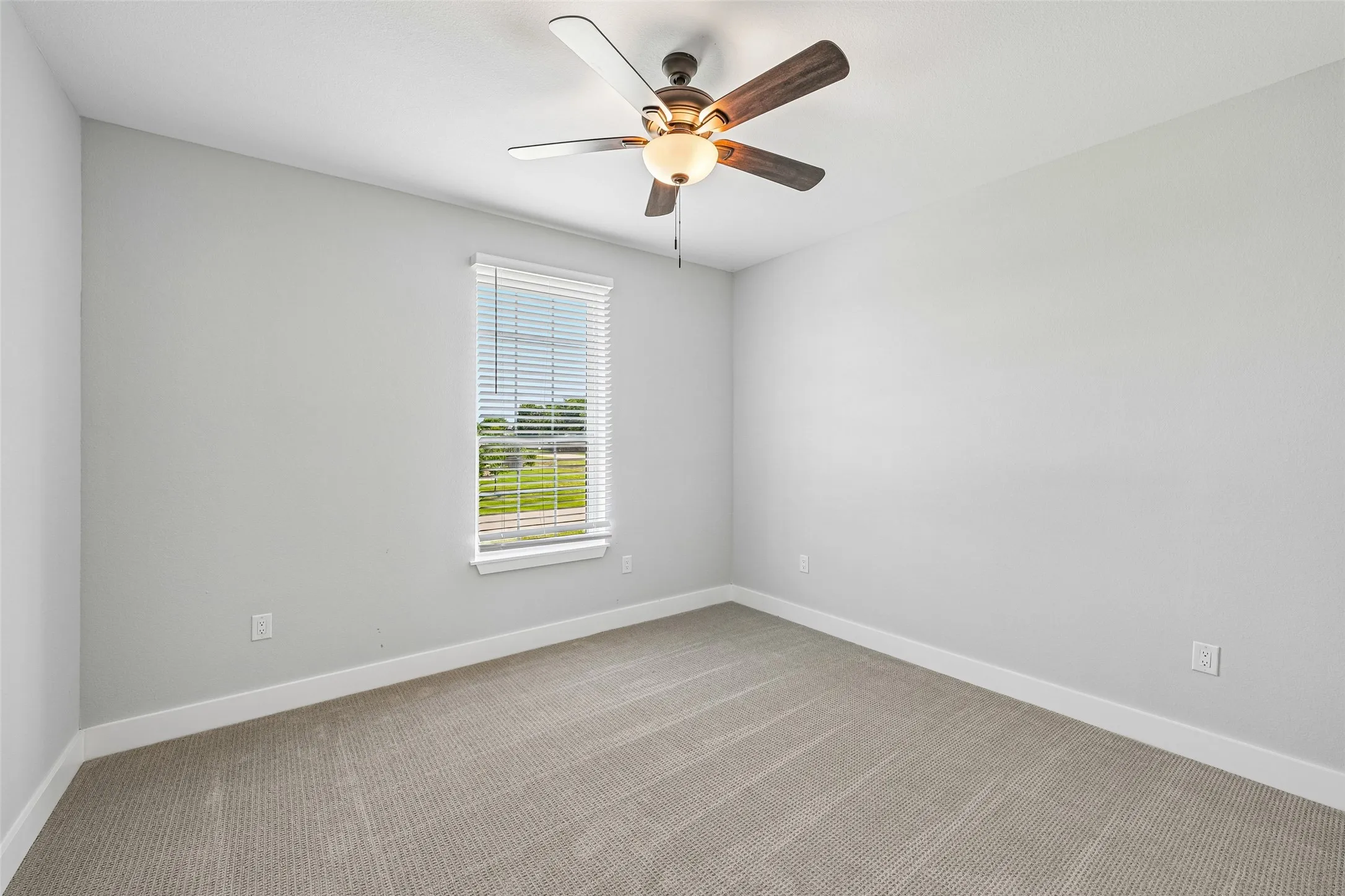 Single Family Residence For Sale in Ellis County , 681 Davenport Drive, Waxahachie, Texas 75167, 5 Bedroom, 4 Bathroom, 2 Garage spaces, 3,503 Sqft, built in 2022, mls#21275430, Real Estate Agent in Waxahachie, Homes For Sale in Ellis county, Homes For Sale in Waxahachie, Realtor in Waxahachie Texas, Real Estate Brokerage Independent Realty Texas, Luminita Cordes Realtor