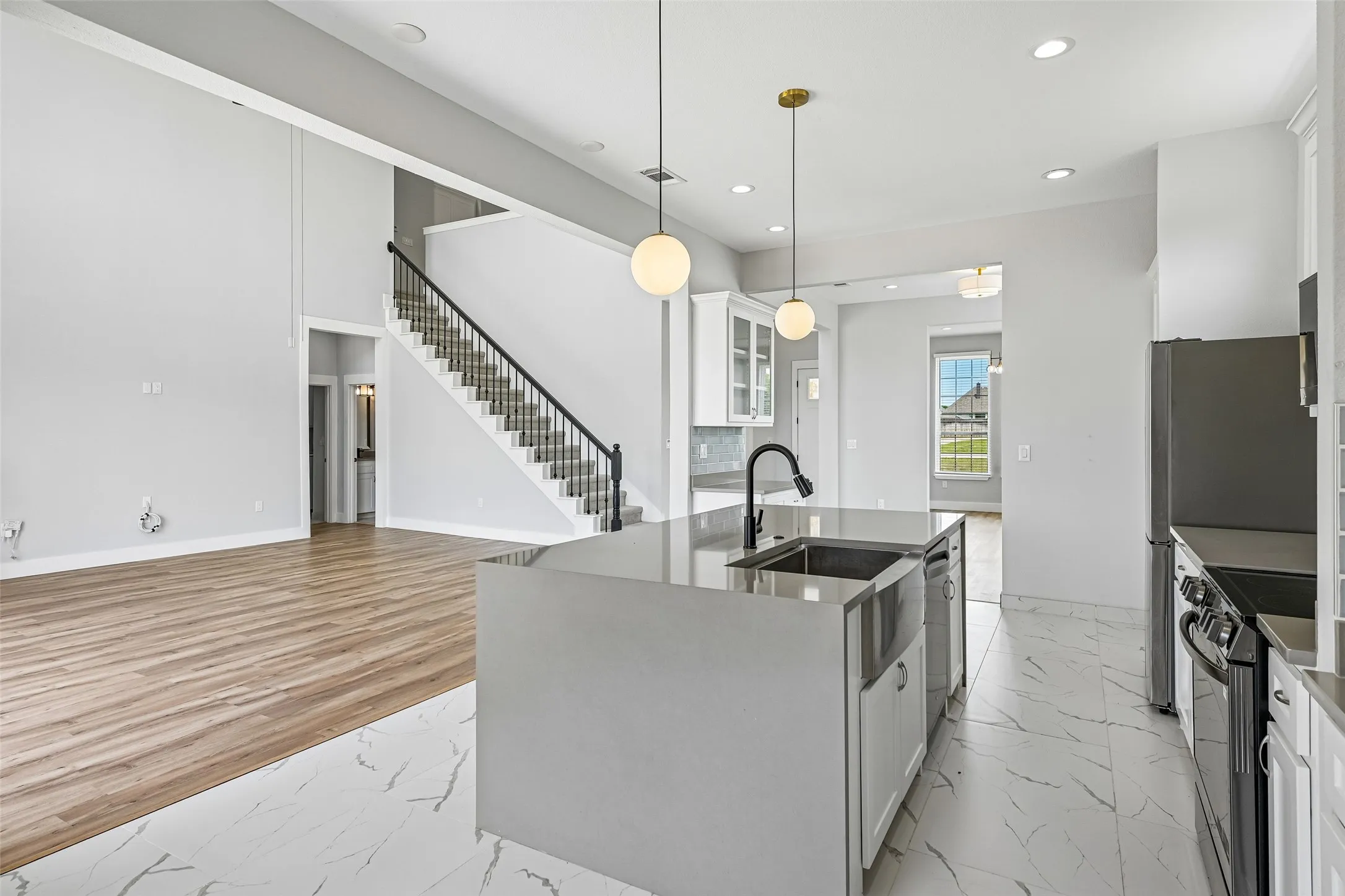 Single Family Residence For Sale in Ellis County , 681 Davenport Drive, Waxahachie, Texas 75167, 5 Bedroom, 4 Bathroom, 2 Garage spaces, 3,503 Sqft, built in 2022, mls#21275430, Real Estate Agent in Waxahachie, Homes For Sale in Ellis county, Homes For Sale in Waxahachie, Realtor in Waxahachie Texas, Real Estate Brokerage Independent Realty Texas, Luminita Cordes Realtor