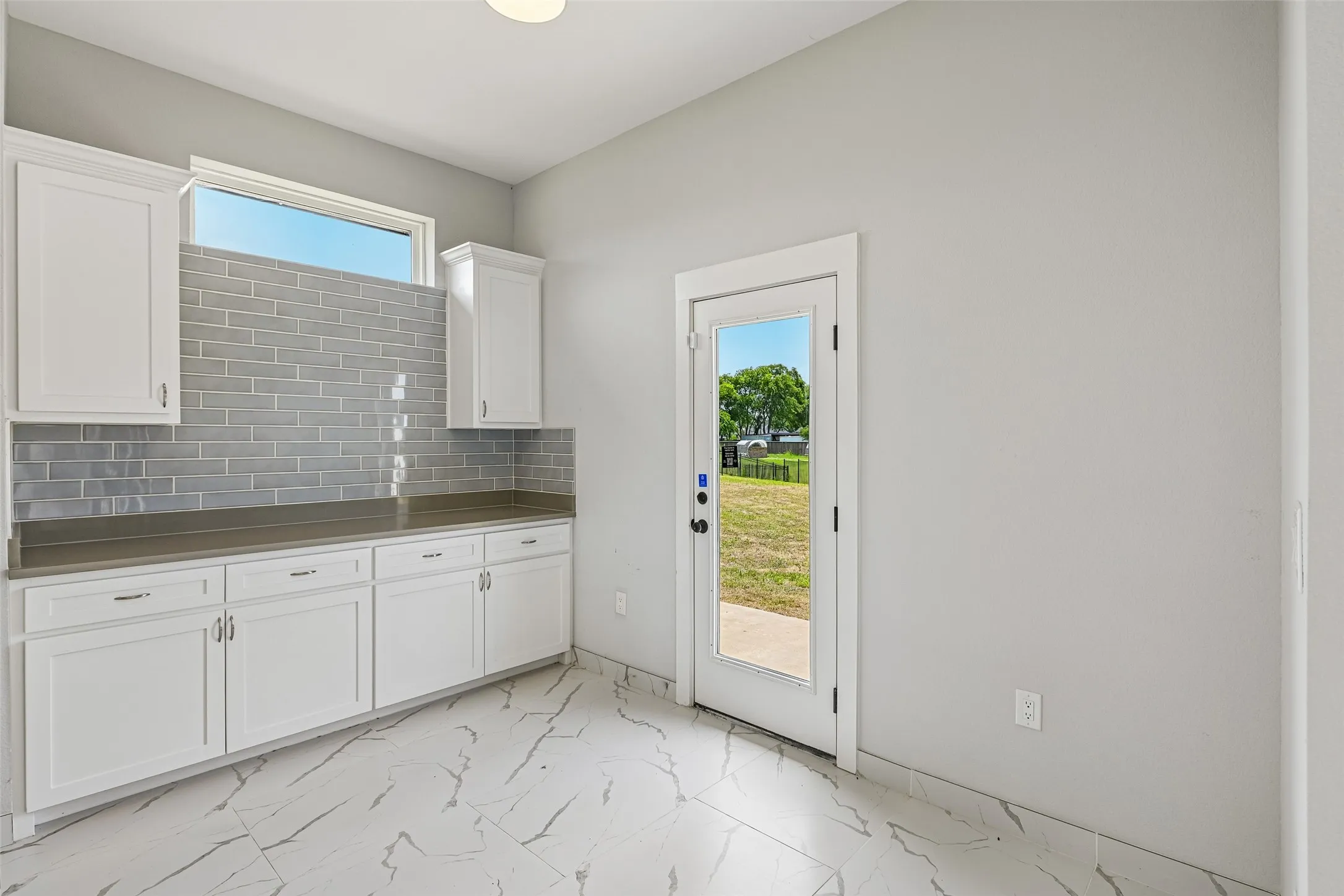 Single Family Residence For Sale in Ellis County , 681 Davenport Drive, Waxahachie, Texas 75167, 5 Bedroom, 4 Bathroom, 2 Garage spaces, 3,503 Sqft, built in 2022, mls#21275430, Real Estate Agent in Waxahachie, Homes For Sale in Ellis county, Homes For Sale in Waxahachie, Realtor in Waxahachie Texas, Real Estate Brokerage Independent Realty Texas, Luminita Cordes Realtor