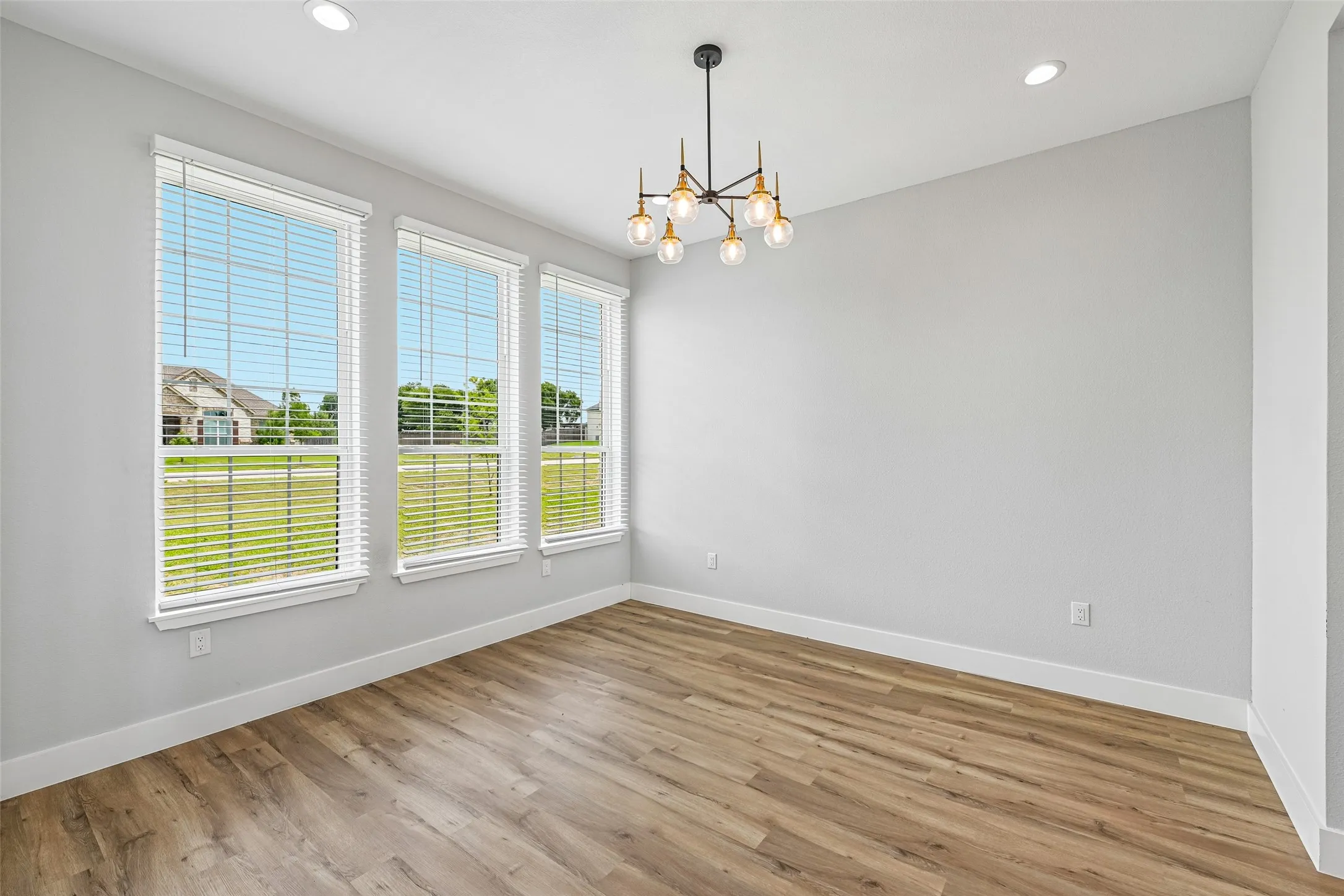 Single Family Residence For Sale in Ellis County , 681 Davenport Drive, Waxahachie, Texas 75167, 5 Bedroom, 4 Bathroom, 2 Garage spaces, 3,503 Sqft, built in 2022, mls#21275430, Real Estate Agent in Waxahachie, Homes For Sale in Ellis county, Homes For Sale in Waxahachie, Realtor in Waxahachie Texas, Real Estate Brokerage Independent Realty Texas, Luminita Cordes Realtor
