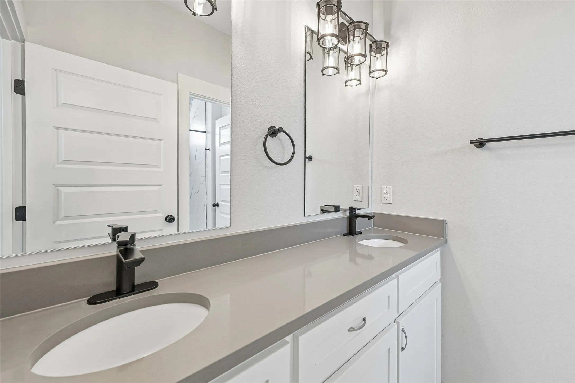Single Family Residence For Sale in Ellis County , 681 Davenport Drive, Waxahachie, Texas 75167, 5 Bedroom, 4 Bathroom, 2 Garage spaces, 3,503 Sqft, built in 2022, mls#21275430, Real Estate Agent in Waxahachie, Homes For Sale in Ellis county, Homes For Sale in Waxahachie, Realtor in Waxahachie Texas, Real Estate Brokerage Independent Realty Texas, Luminita Cordes Realtor