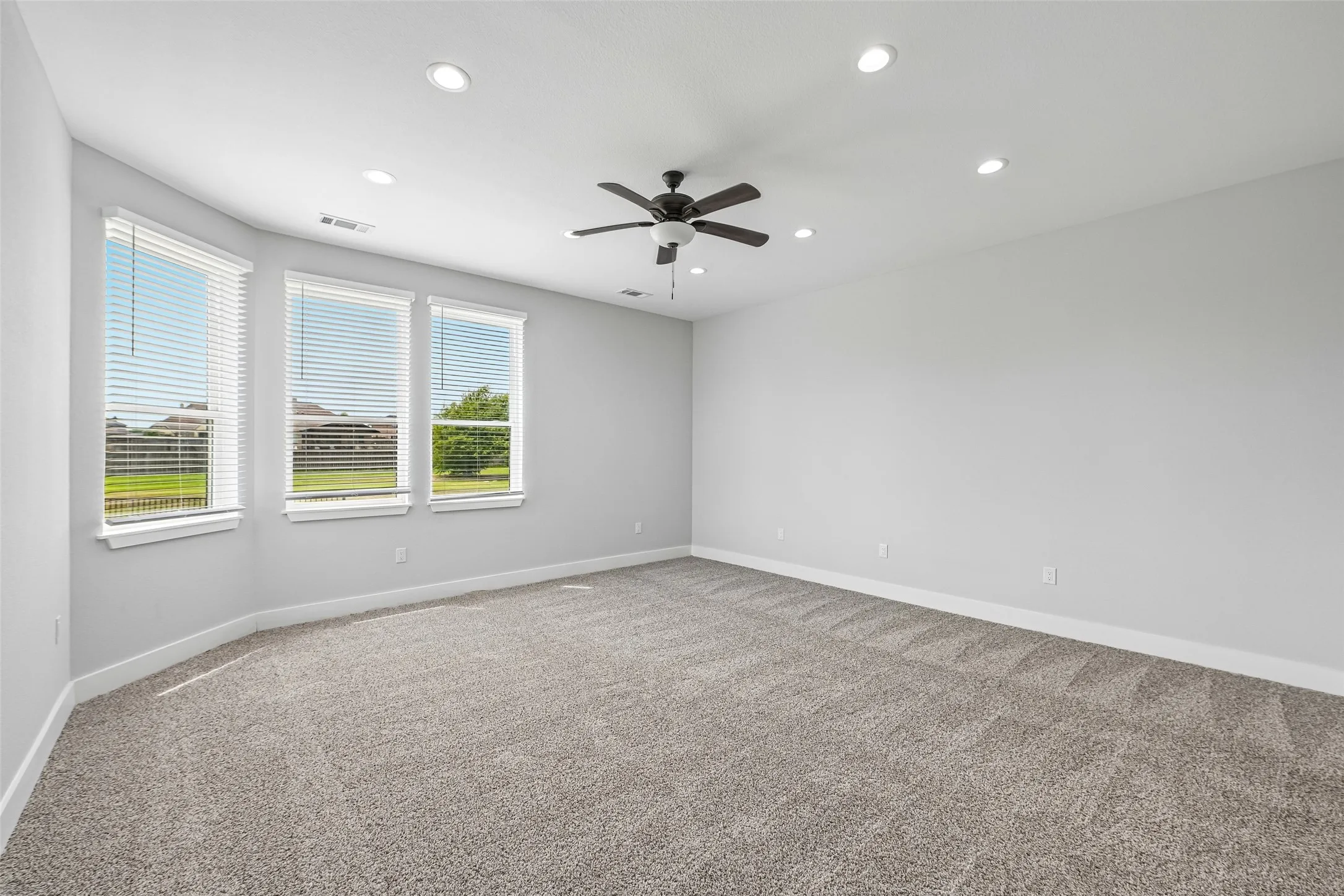 Single Family Residence For Sale in Ellis County , 681 Davenport Drive, Waxahachie, Texas 75167, 5 Bedroom, 4 Bathroom, 2 Garage spaces, 3,503 Sqft, built in 2022, mls#21275430, Real Estate Agent in Waxahachie, Homes For Sale in Ellis county, Homes For Sale in Waxahachie, Realtor in Waxahachie Texas, Real Estate Brokerage Independent Realty Texas, Luminita Cordes Realtor