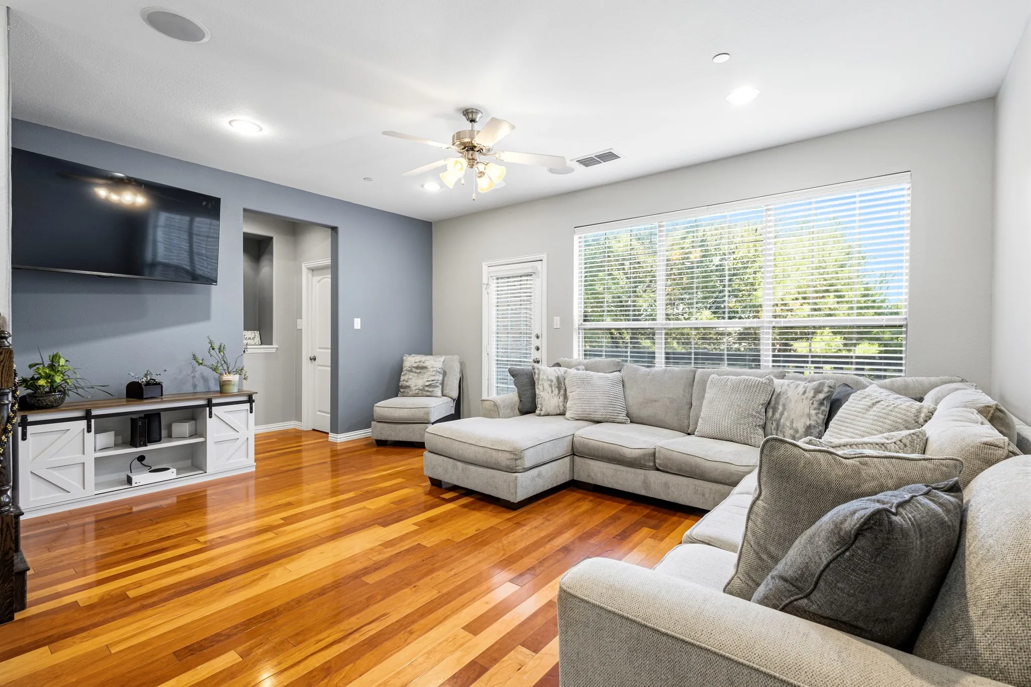 Single Family Residence For Sale in Dallas County , 1530 Biltmore Lane, Irving, Texas 75063, 3 Bedrooms, 4 Bathrooms, 1 Garage spaces, 2,273 Sqft, built in 2007, Price $431,500, mls#21273173, Real Estate Agent in Irving, Homes For Sale in Dallas county, Homes For Sale in Irving, Realtor in Irving Texas, Real Estate Brokerage Independent Realty Texas, Luminita Cordes Realtor