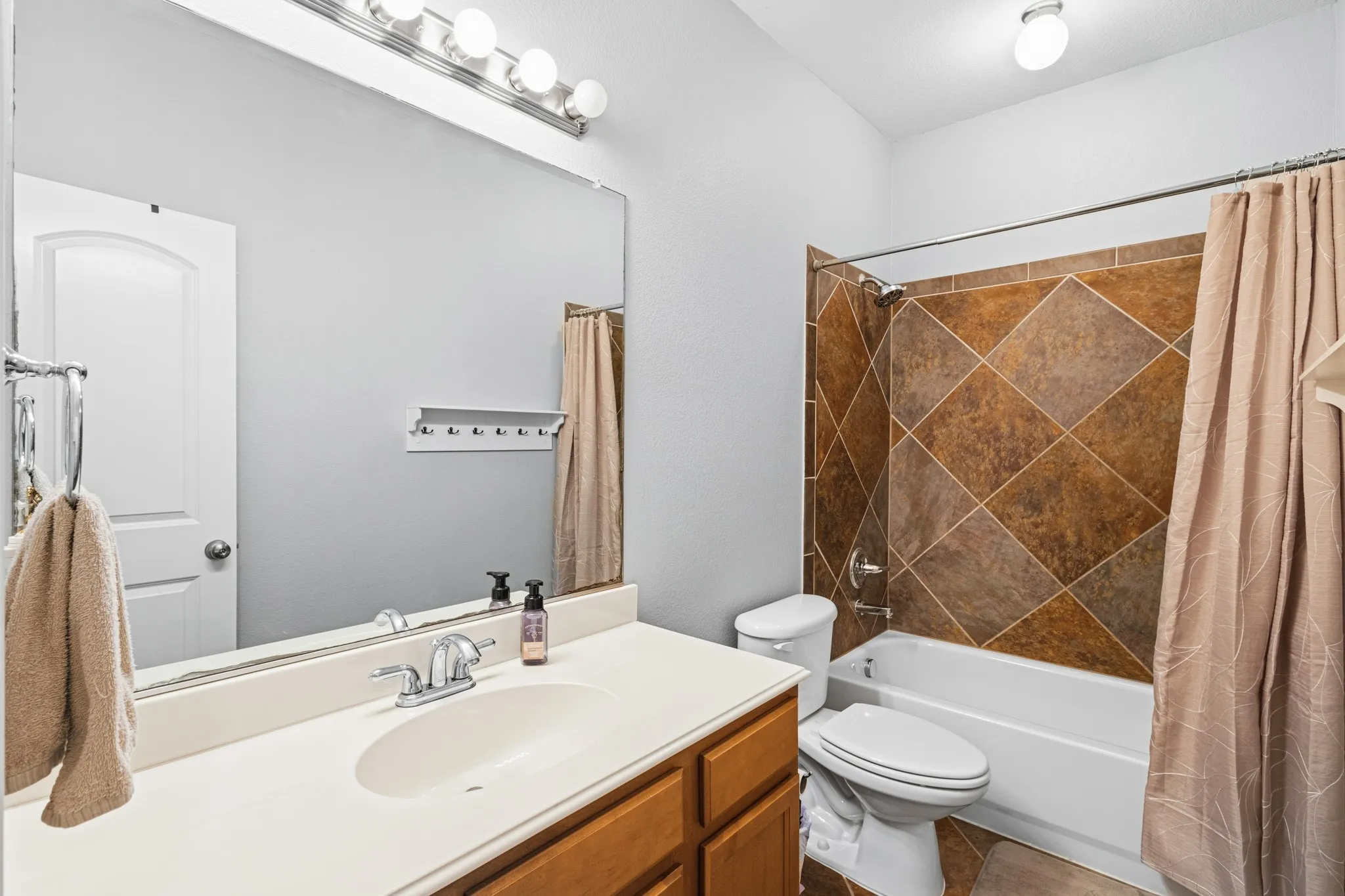 Single Family Residence For Sale in Dallas County , 1530 Biltmore Lane, Irving, Texas 75063, 3 Bedrooms, 4 Bathrooms, 1 Garage spaces, 2,273 Sqft, built in 2007, Price $431,500, mls#21273173, Real Estate Agent in Irving, Homes For Sale in Dallas county, Homes For Sale in Irving, Realtor in Irving Texas, Real Estate Brokerage Independent Realty Texas, Luminita Cordes Realtor
