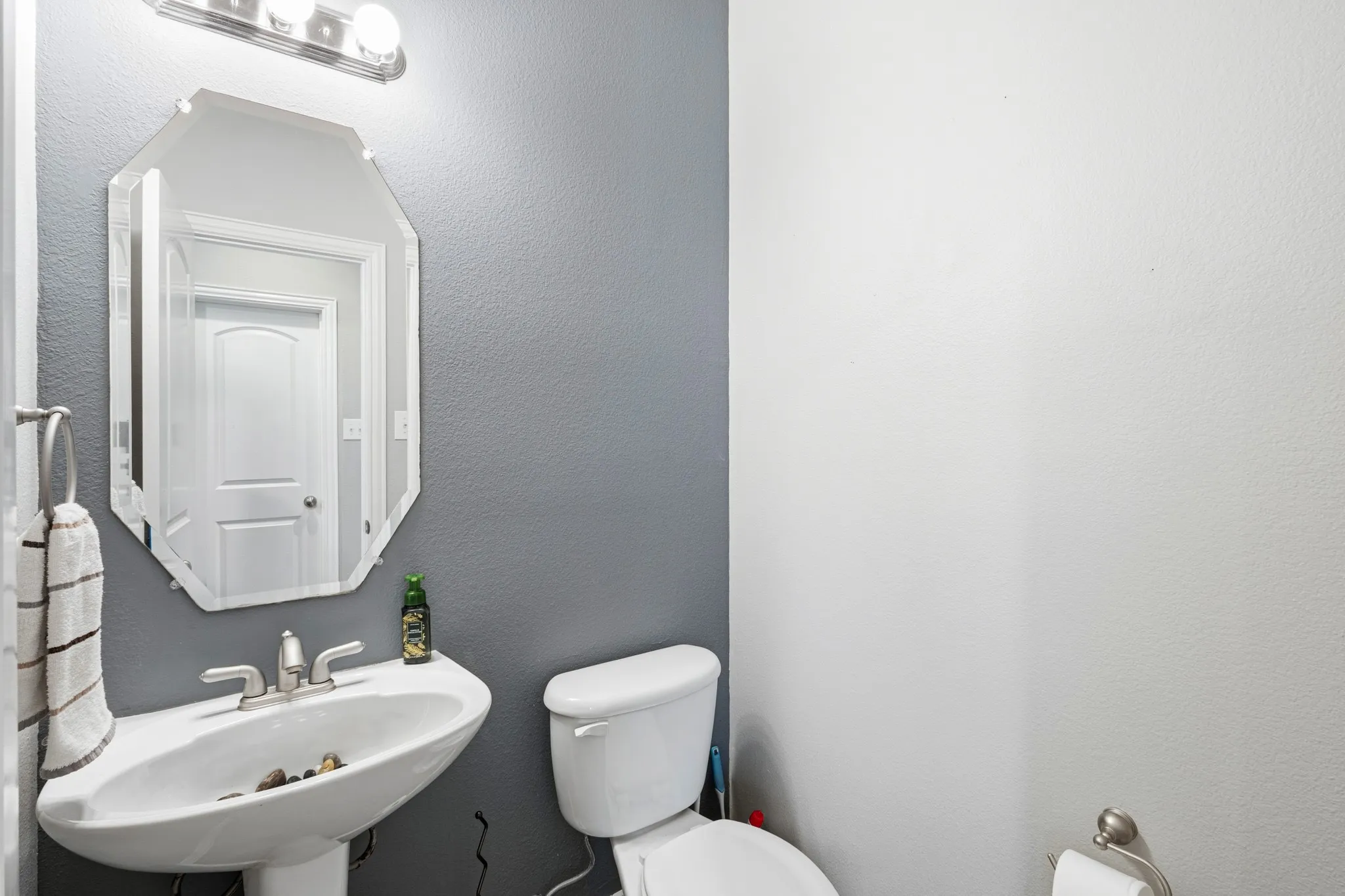 Single Family Residence For Sale in Dallas County , 1530 Biltmore Lane, Irving, Texas 75063, 3 Bedrooms, 4 Bathrooms, 1 Garage spaces, 2,273 Sqft, built in 2007, Price $431,500, mls#21273173, Real Estate Agent in Irving, Homes For Sale in Dallas county, Homes For Sale in Irving, Realtor in Irving Texas, Real Estate Brokerage Independent Realty Texas, Luminita Cordes Realtor