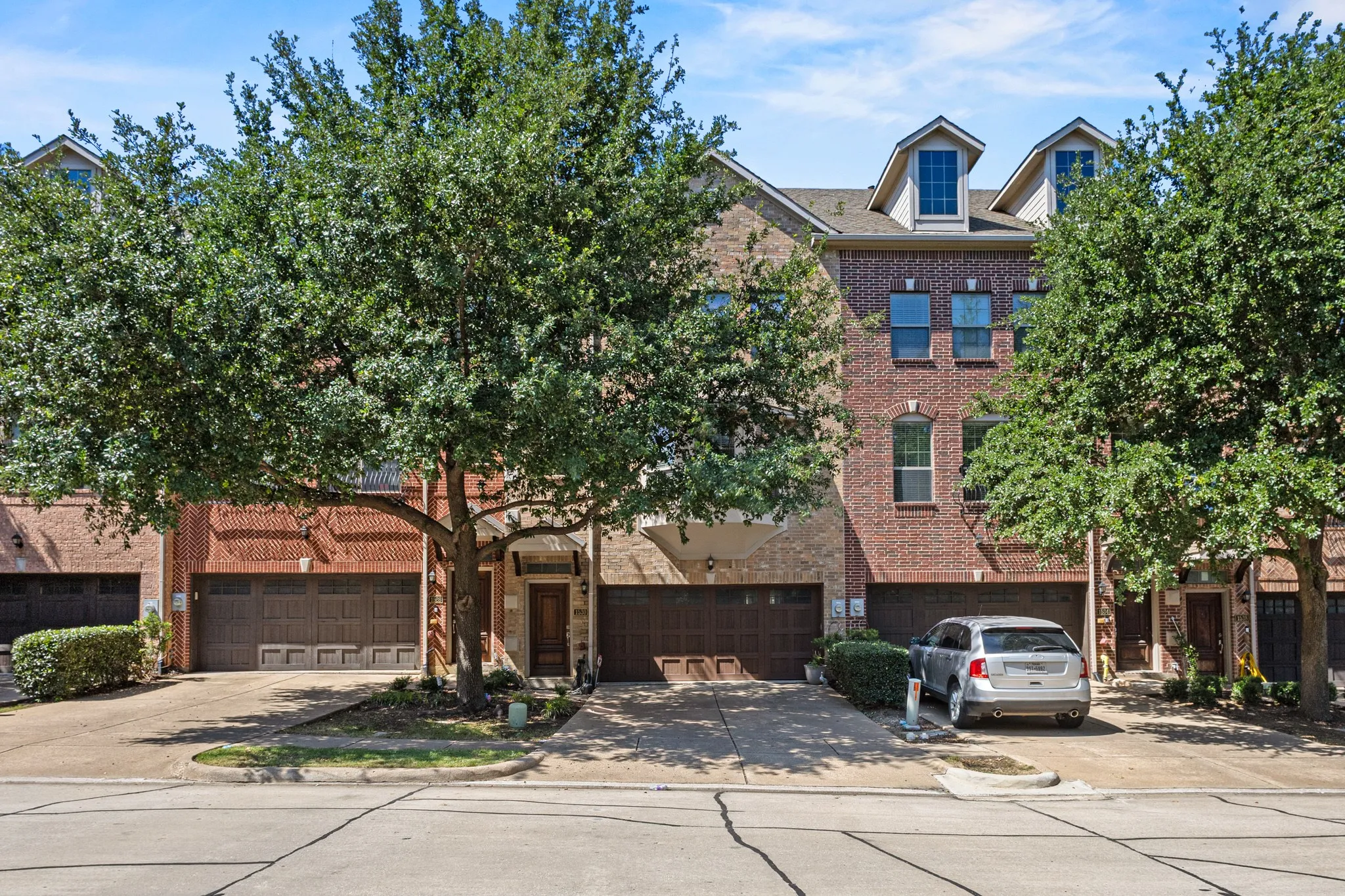 Single Family Residence For Sale in Dallas County , 1530 Biltmore Lane, Irving, Texas 75063, 3 Bedrooms, 4 Bathrooms, 1 Garage spaces, 2,273 Sqft, built in 2007, Price $431,500, mls#21273173, Real Estate Agent in Irving, Homes For Sale in Dallas county, Homes For Sale in Irving, Realtor in Irving Texas, Real Estate Brokerage Independent Realty Texas, Luminita Cordes Realtor