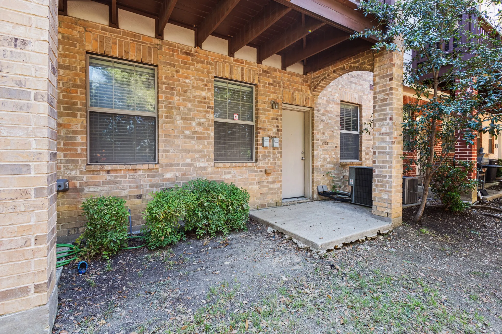 Single Family Residence For Sale in Dallas County , 1530 Biltmore Lane, Irving, Texas 75063, 3 Bedrooms, 4 Bathrooms, 1 Garage spaces, 2,273 Sqft, built in 2007, Price $431,500, mls#21273173, Real Estate Agent in Irving, Homes For Sale in Dallas county, Homes For Sale in Irving, Realtor in Irving Texas, Real Estate Brokerage Independent Realty Texas, Luminita Cordes Realtor