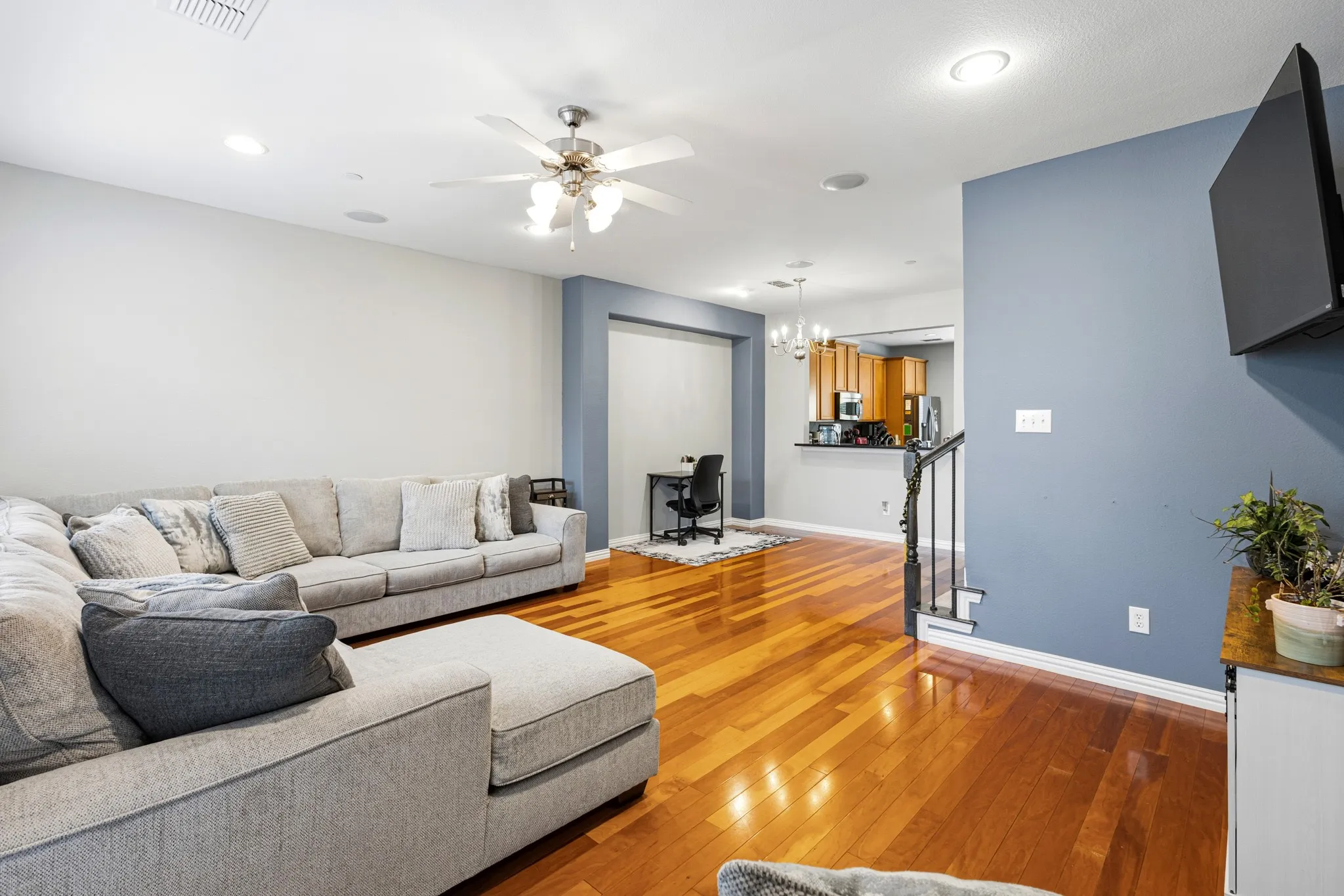Single Family Residence For Sale in Dallas County , 1530 Biltmore Lane, Irving, Texas 75063, 3 Bedrooms, 4 Bathrooms, 1 Garage spaces, 2,273 Sqft, built in 2007, Price $431,500, mls#21273173, Real Estate Agent in Irving, Homes For Sale in Dallas county, Homes For Sale in Irving, Realtor in Irving Texas, Real Estate Brokerage Independent Realty Texas, Luminita Cordes Realtor