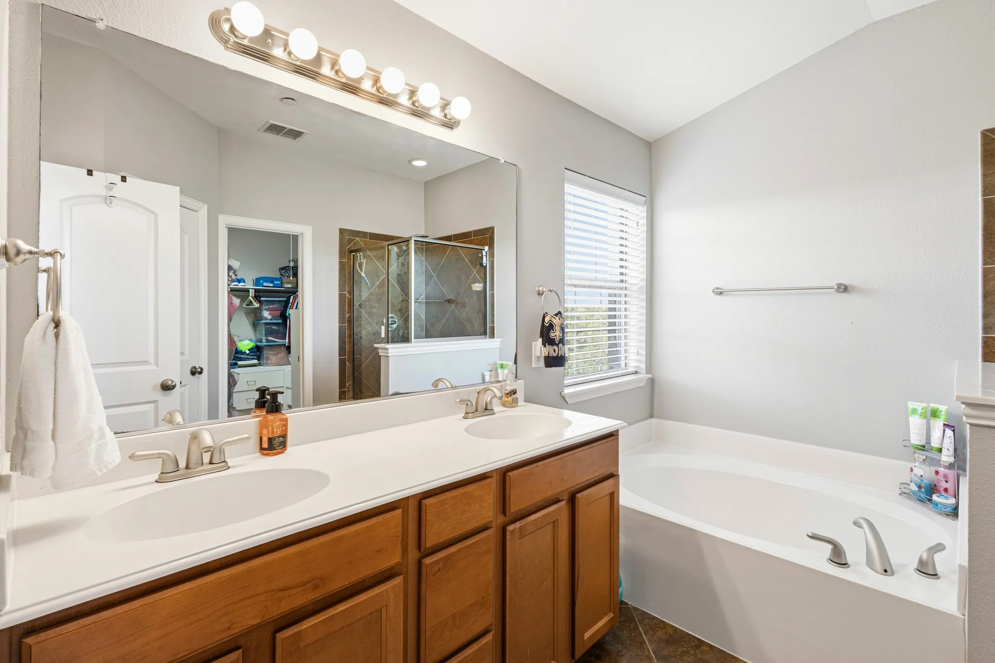 Single Family Residence For Sale in Dallas County , 1530 Biltmore Lane, Irving, Texas 75063, 3 Bedrooms, 4 Bathrooms, 1 Garage spaces, 2,273 Sqft, built in 2007, Price $431,500, mls#21273173, Real Estate Agent in Irving, Homes For Sale in Dallas county, Homes For Sale in Irving, Realtor in Irving Texas, Real Estate Brokerage Independent Realty Texas, Luminita Cordes Realtor