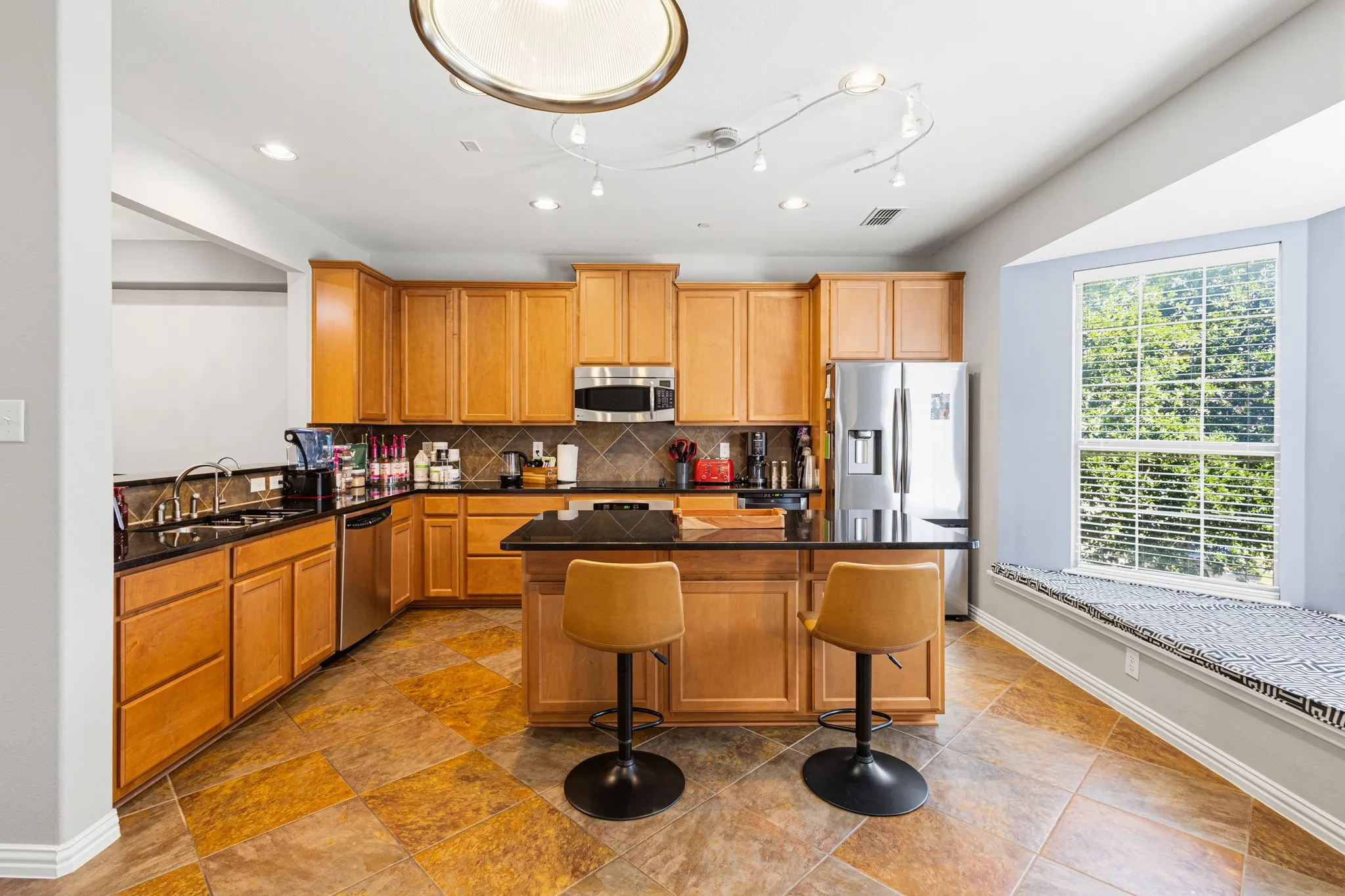 Single Family Residence For Sale in Dallas County , 1530 Biltmore Lane, Irving, Texas 75063, 3 Bedrooms, 4 Bathrooms, 1 Garage spaces, 2,273 Sqft, built in 2007, Price $431,500, mls#21273173, Real Estate Agent in Irving, Homes For Sale in Dallas county, Homes For Sale in Irving, Realtor in Irving Texas, Real Estate Brokerage Independent Realty Texas, Luminita Cordes Realtor