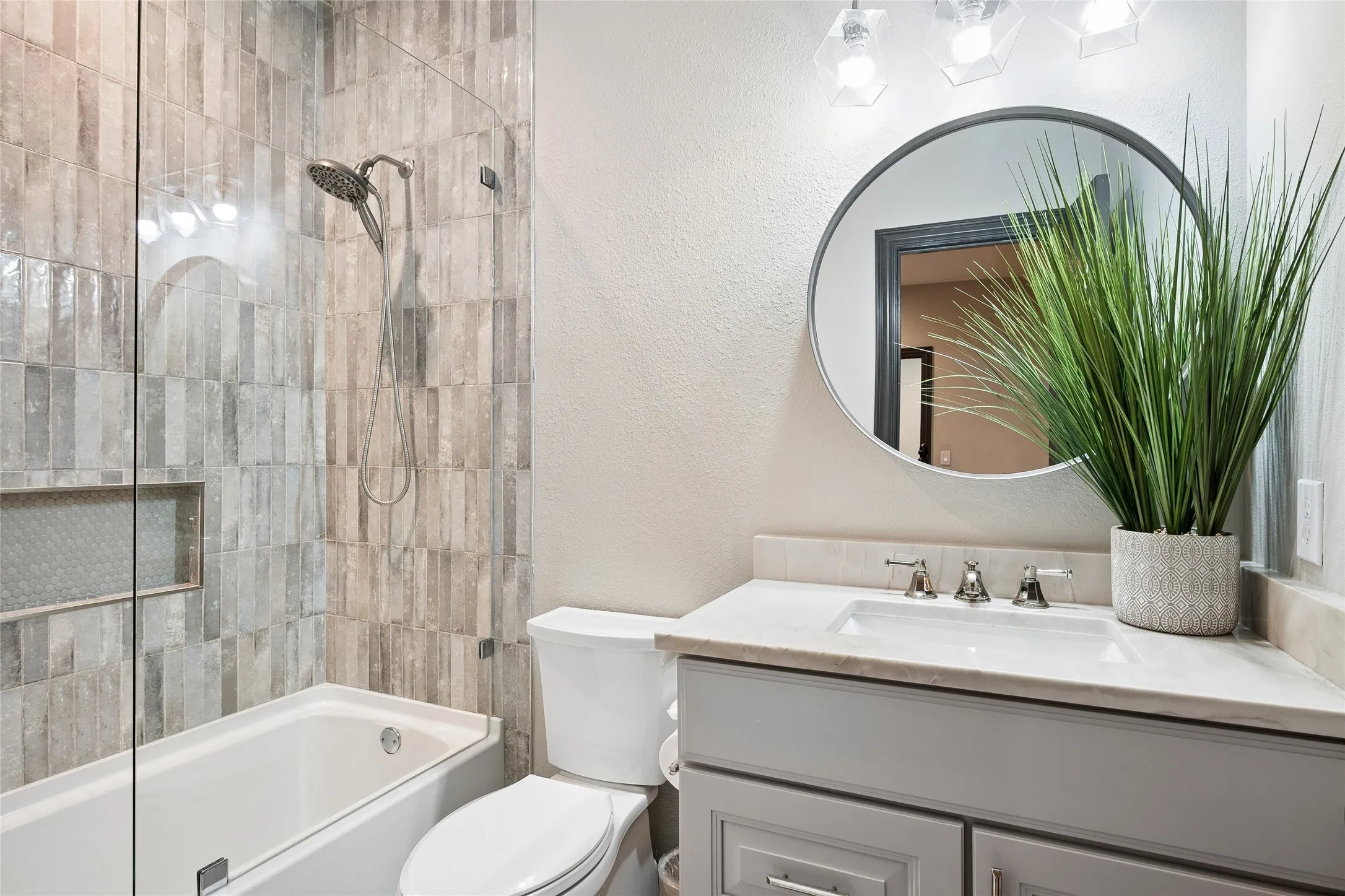 Combo tub/shower guest bath in hall next to split bedroom