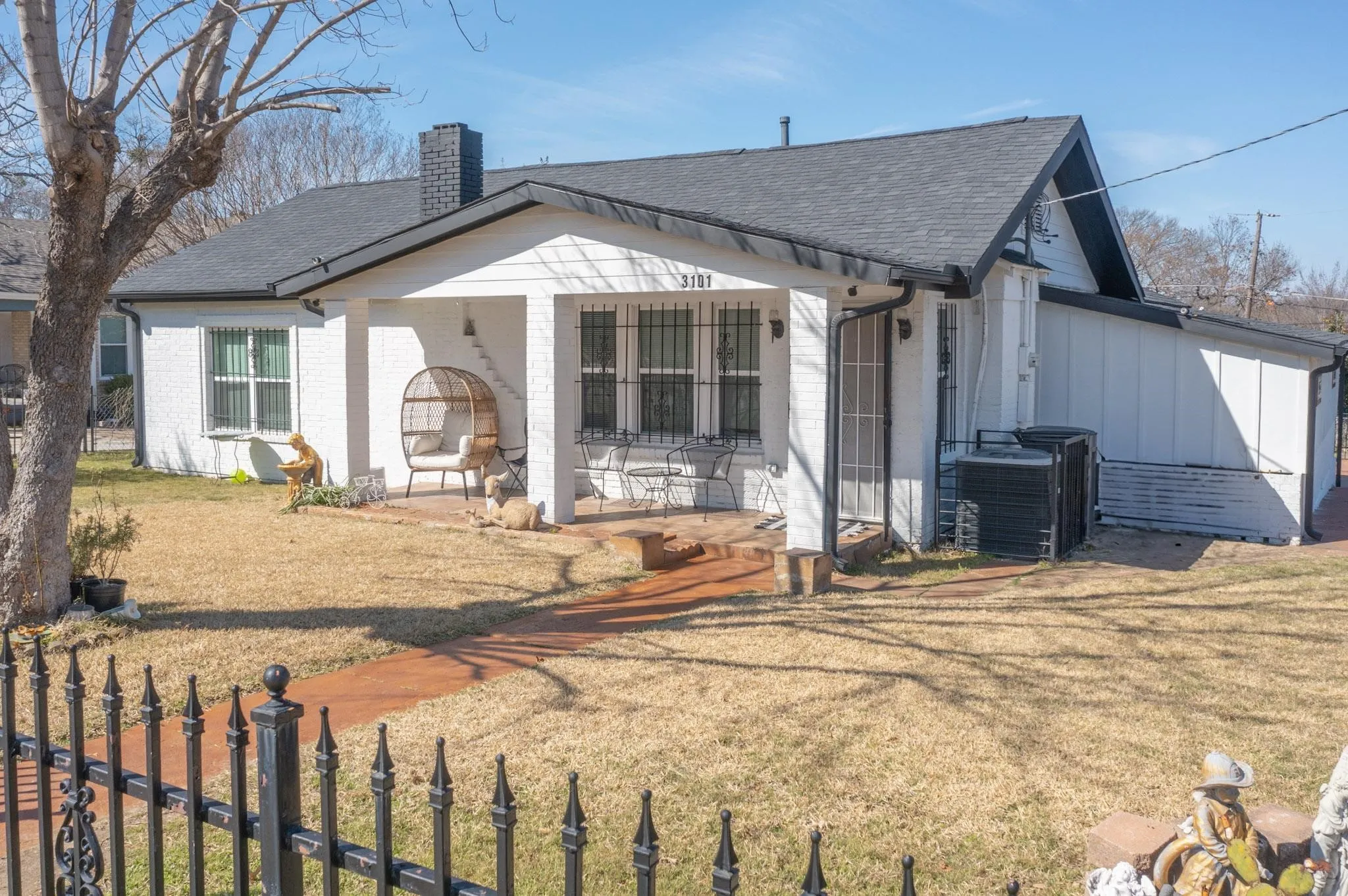 Single Family Residence For Sale in Dallas County , 3101 Ouida Avenue, Dallas, Texas 75211, 3 Bedrooms, 2 Bathrooms, 2 Garage spaces, 1,864 Sqft, built in 1925, Price $475,000, mls#21275808, Real Estate Agent in Dallas, Homes For Sale in Dallas county, Homes For Sale in Dallas, Realtor in Dallas Texas, Real Estate Brokerage Independent Realty Texas, Luminita Cordes Realtor