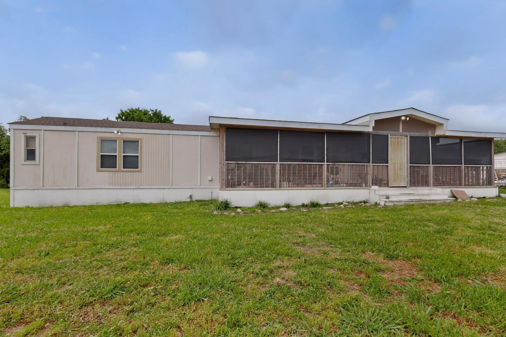 Manufactured Home For Sale in Hunt County , 979 Private Road 3784, Quinlan, Texas 75474, 2 Bedroom, 2 Bathroom, Garage spaces, 924 Sqft, built in 1984, mls#21275815, Real Estate Agent in Quinlan, Homes For Sale in Hunt county, Homes For Sale in Quinlan, Realtor in Quinlan Texas, Real Estate Brokerage Independent Realty Texas, Luminita Cordes Realtor