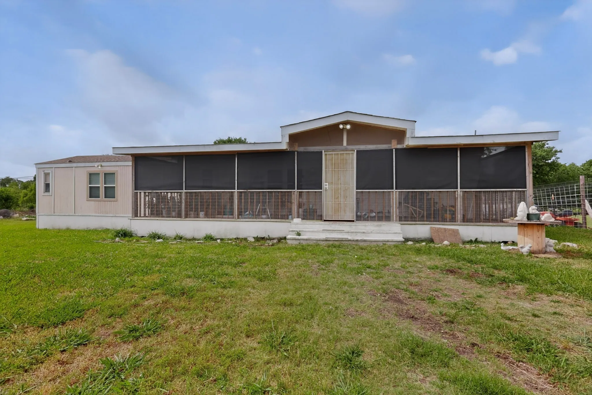 Manufactured Home For Sale in Hunt County , 979 Private Road 3784, Quinlan, Texas 75474, 2 Bedroom, 2 Bathroom, Garage spaces, 924 Sqft, built in 1984, mls#21275815, Real Estate Agent in Quinlan, Homes For Sale in Hunt county, Homes For Sale in Quinlan, Realtor in Quinlan Texas, Real Estate Brokerage Independent Realty Texas, Luminita Cordes Realtor