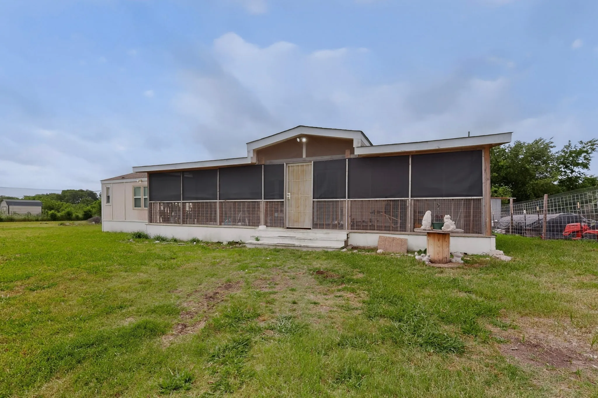 Manufactured Home For Sale in Hunt County , 979 Private Road 3784, Quinlan, Texas 75474, 2 Bedroom, 2 Bathroom, Garage spaces, 924 Sqft, built in 1984, mls#21275815, Real Estate Agent in Quinlan, Homes For Sale in Hunt county, Homes For Sale in Quinlan, Realtor in Quinlan Texas, Real Estate Brokerage Independent Realty Texas, Luminita Cordes Realtor